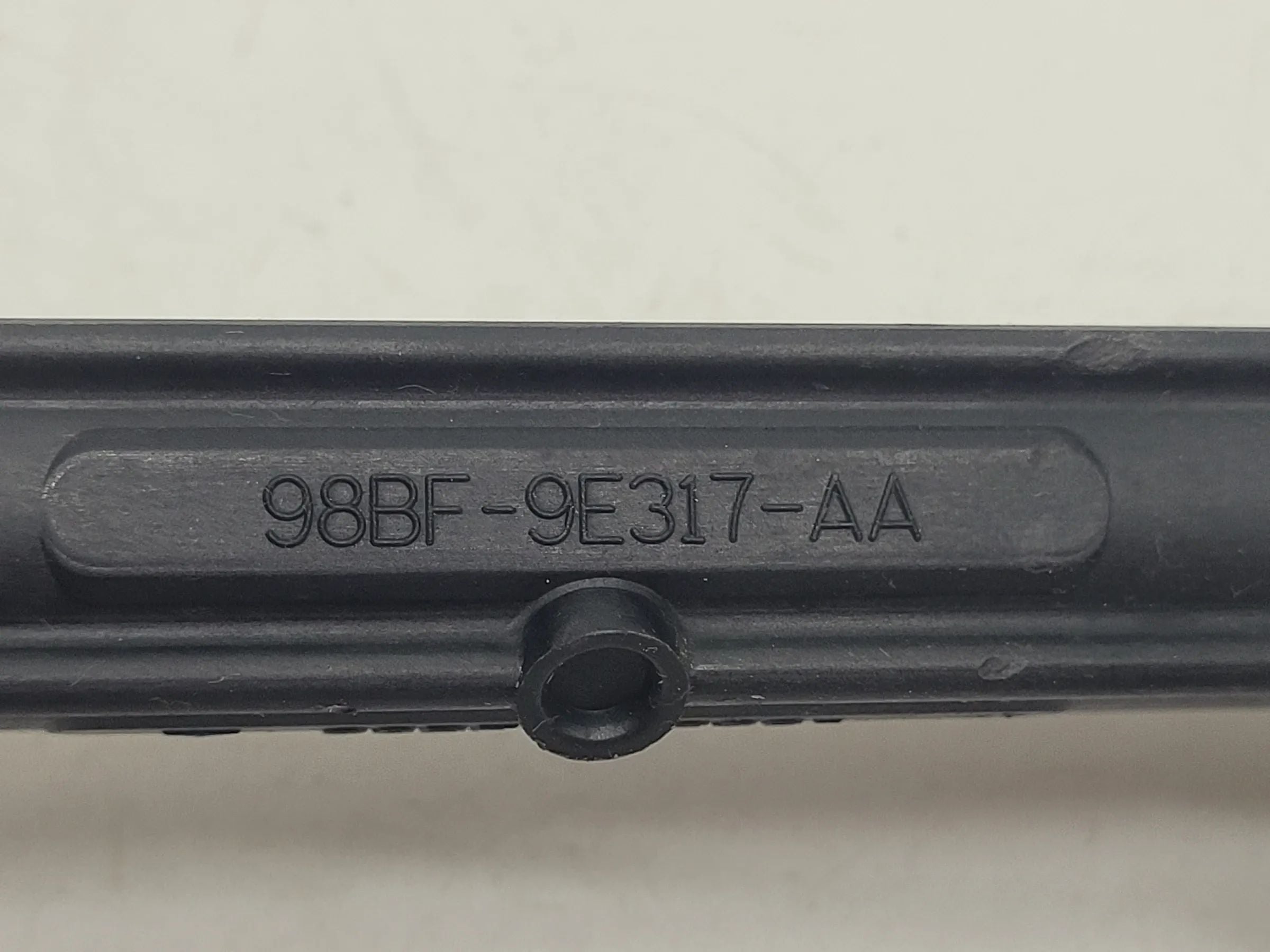 Ford Fiesta IV 4 Kraftstoffverteiler Einspritzleiste 98BF-9E317-AA (Original)