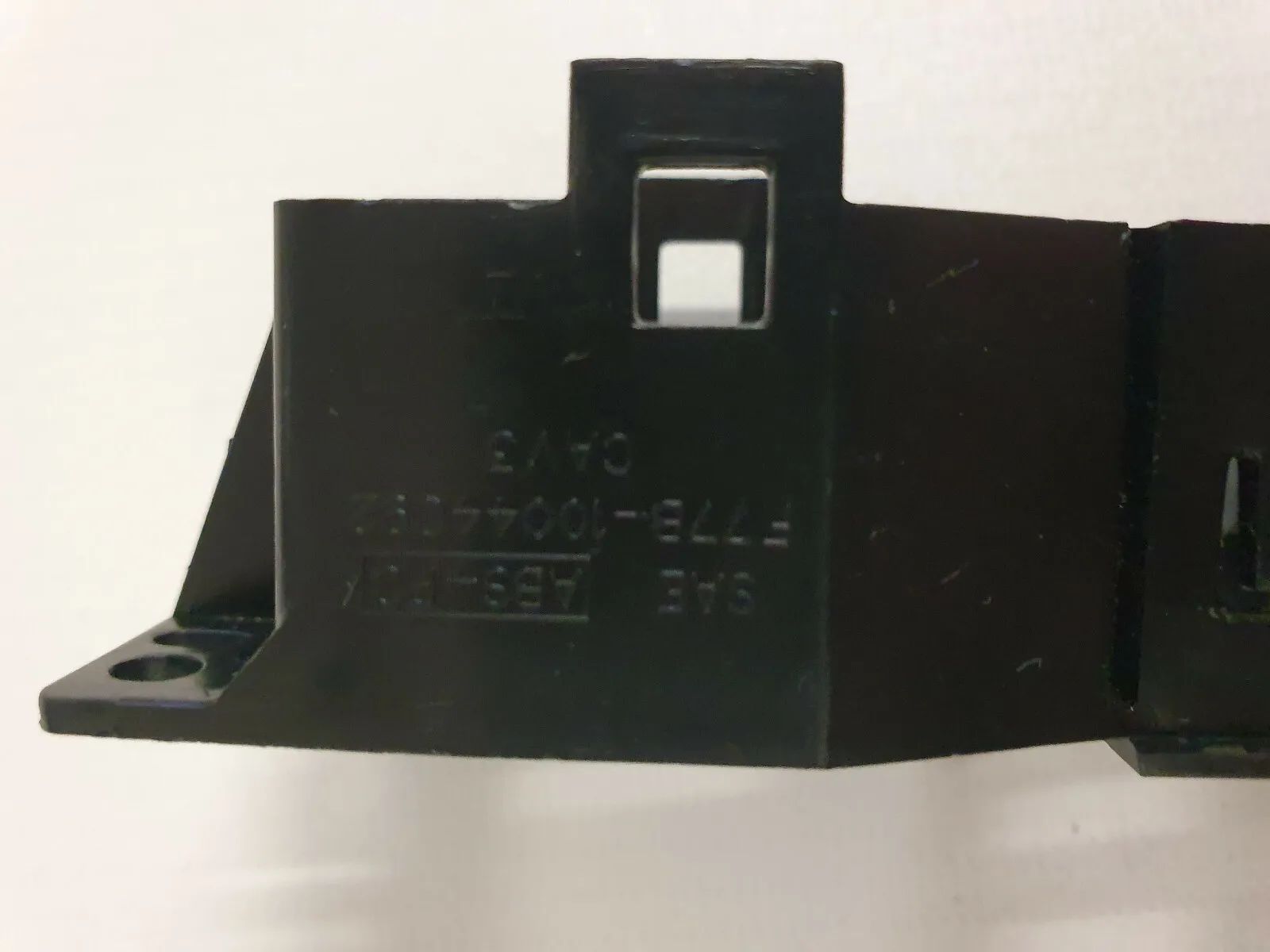 กรอบบังฝาปิดปัดน้ำฝนหลัง ฮีตเตอร์กระจก Ford Explorer U2 F77B10044C92 (K37)