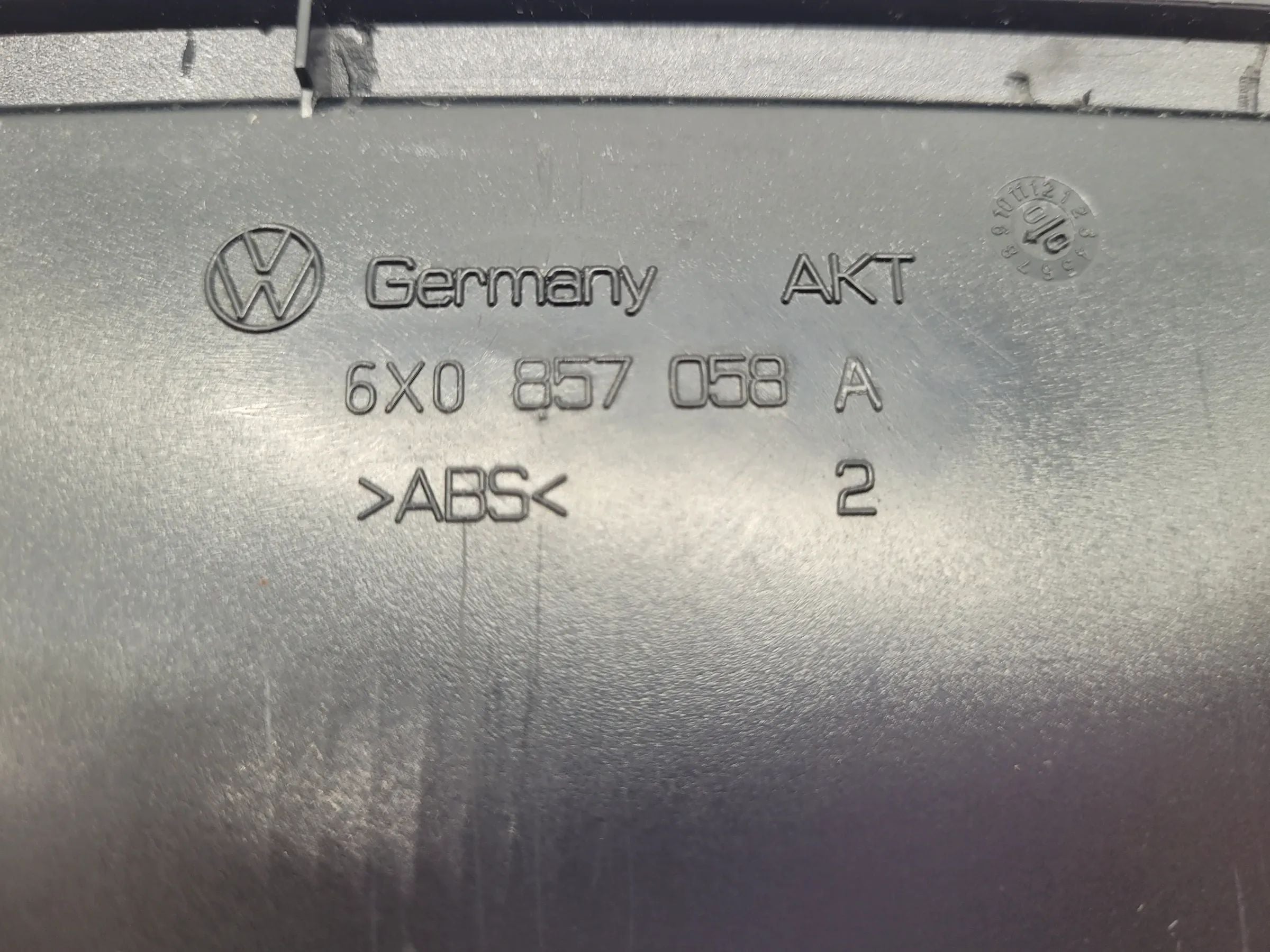 Original VW Polo (6N2) Ablagefach Staufach Mittelkonsole 6X0857058A