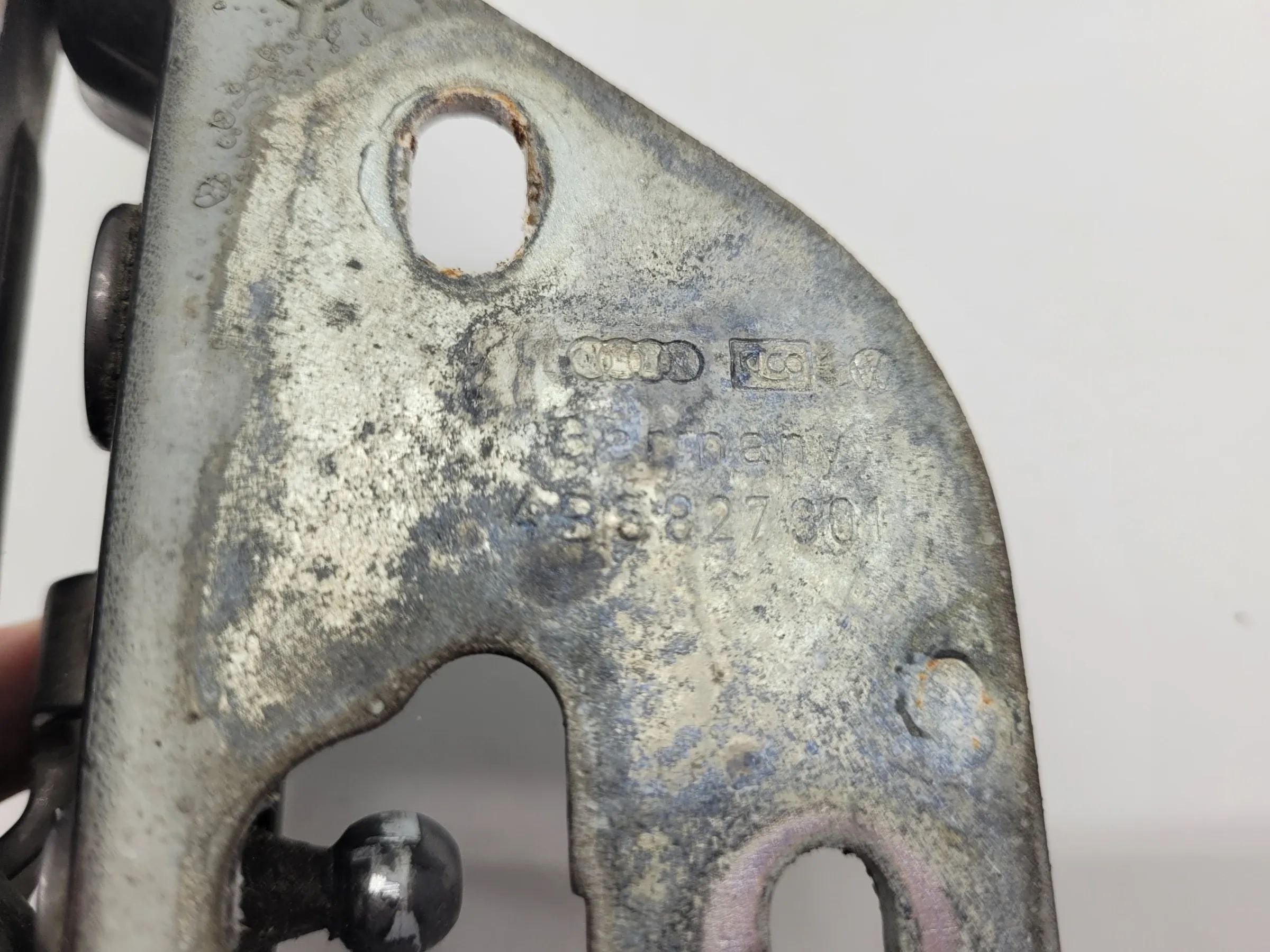 Original Audi A6 (4B2/4B4) Heckklappenscharnier Links 4B5827301
