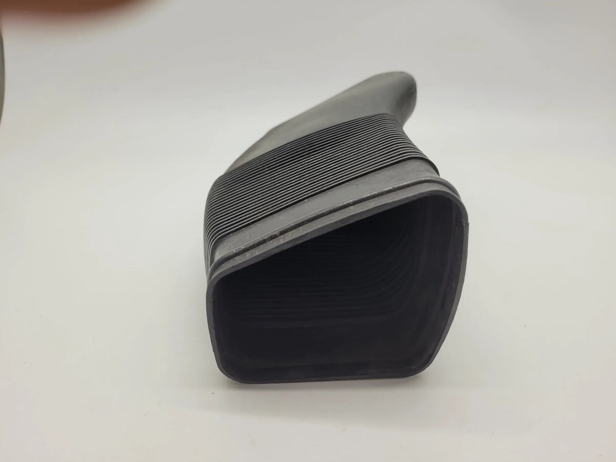 Original Audi A6 (4B2/4B4) Ansaugschlauch für Luftfilter 8D0129617E