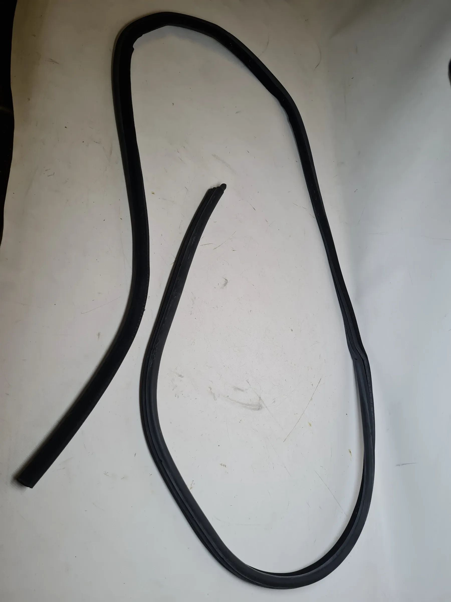 Original BMW 5 Series (E60/E61) Window Seal Door Front Right 7033774