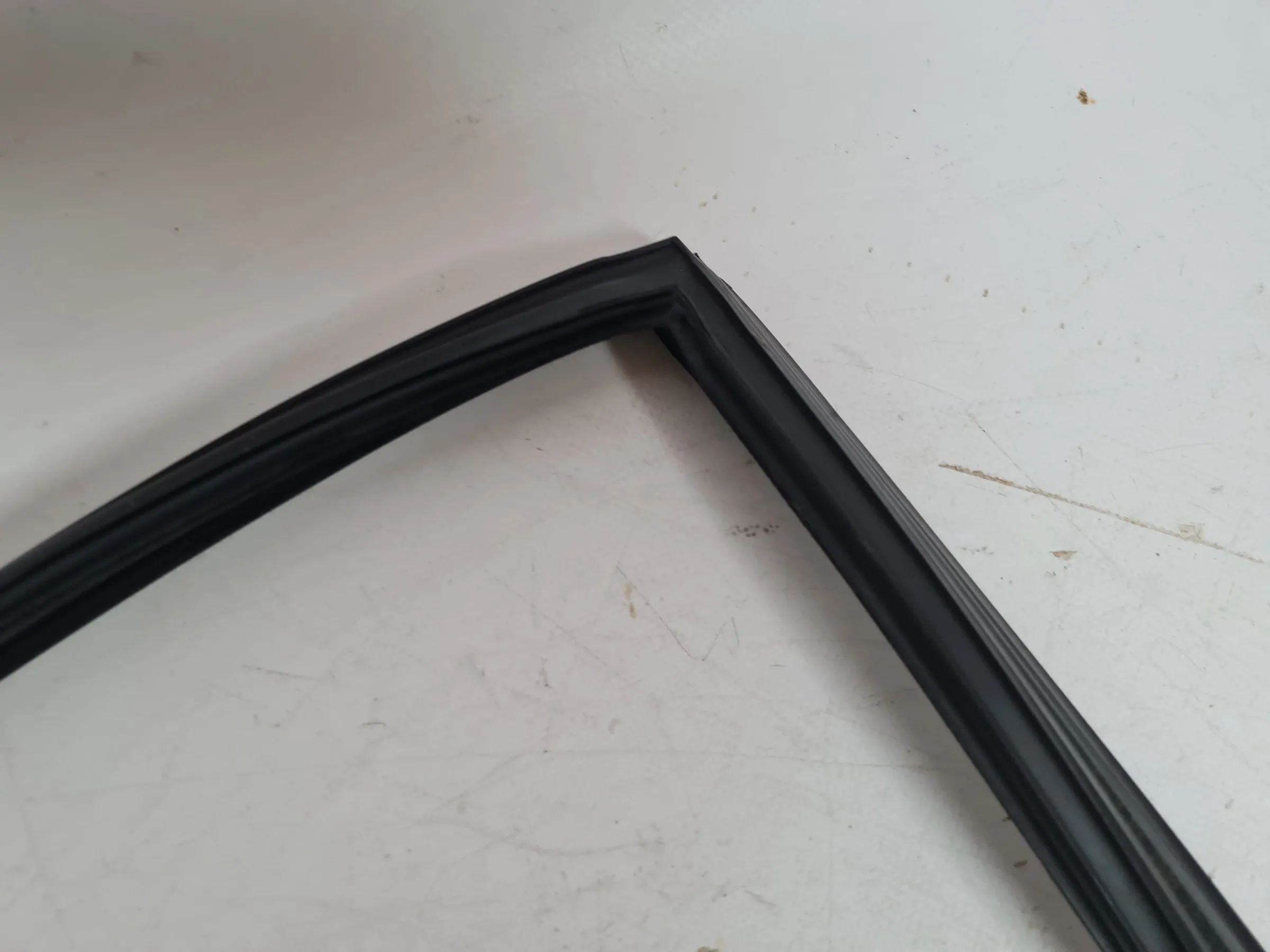 ซีลยางแนวหน้าต่างแท้ BMW 5er E39 ด้านขวาหลัง 8159818 / 34.6406