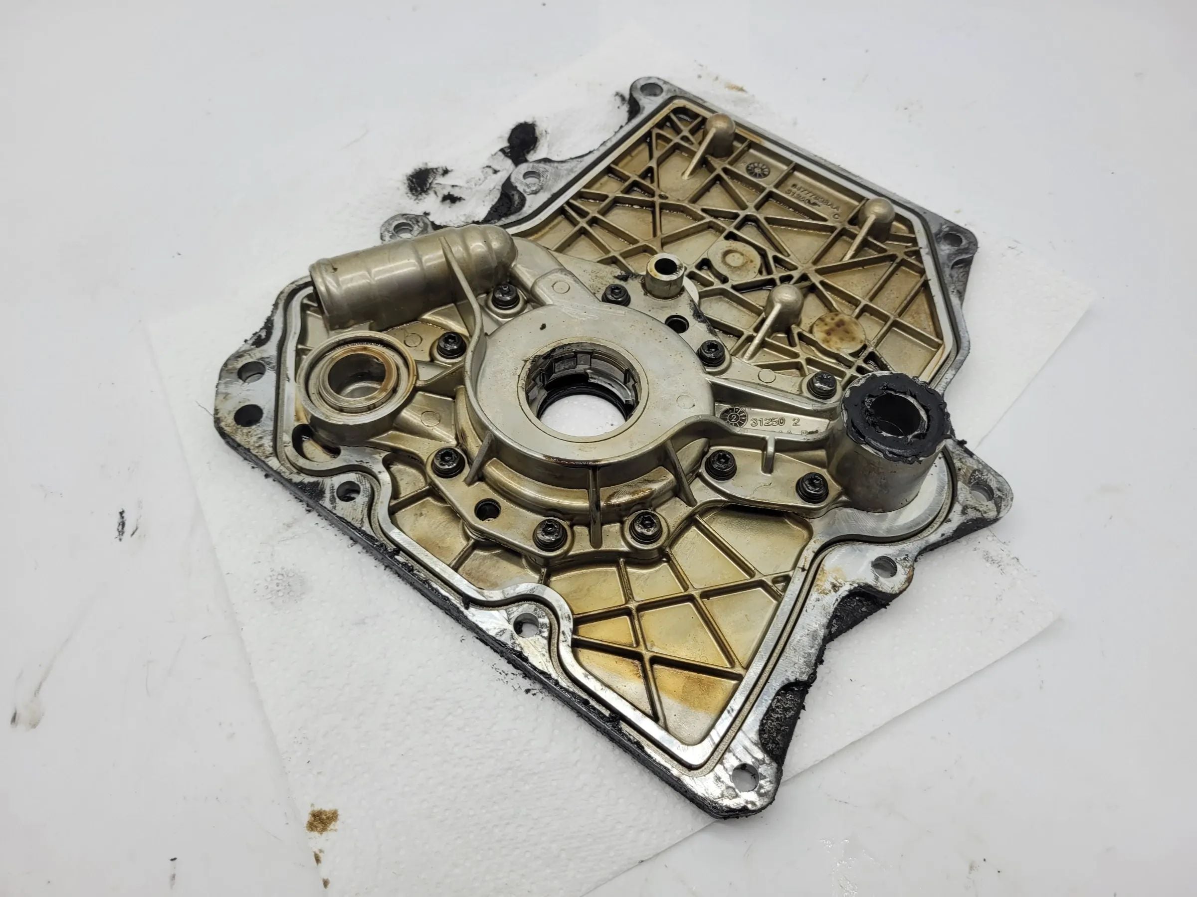 Original Mini One (R50/R53) Ölpumpe Deckel 04777838AA / 04693103AA