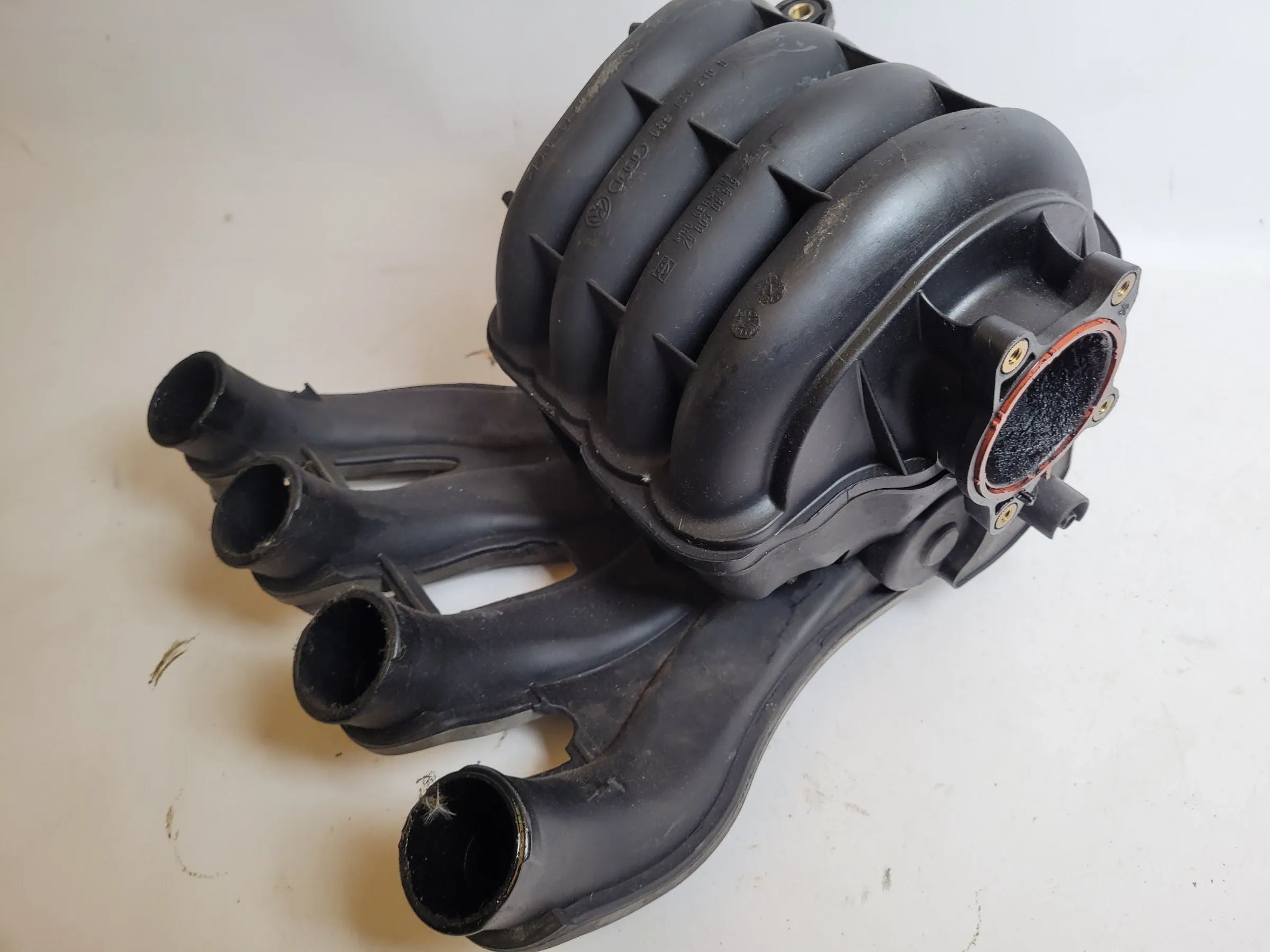 Audi A4 8E/B6/B7 Ansaugbrücke Ansaugkrümmer 06D133210D Original