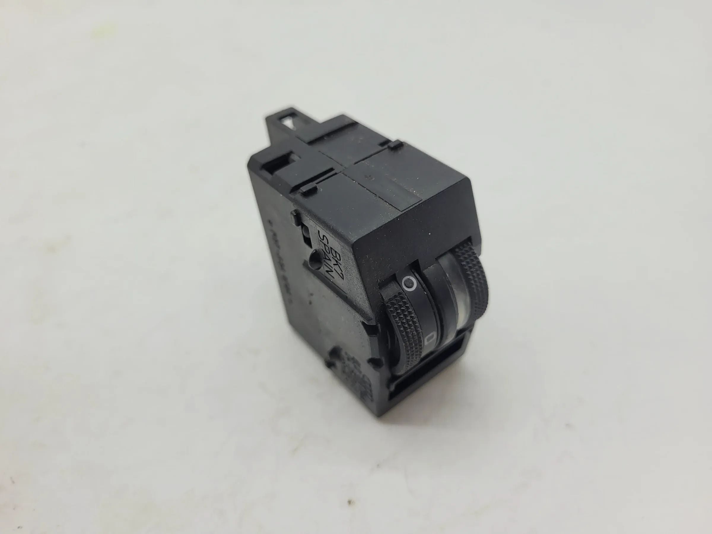 อะไหล่แท้ Audi A3 S3/8L ปี  ลิ้นชักควบคุมระดับไฟหน้า 8L0919094A