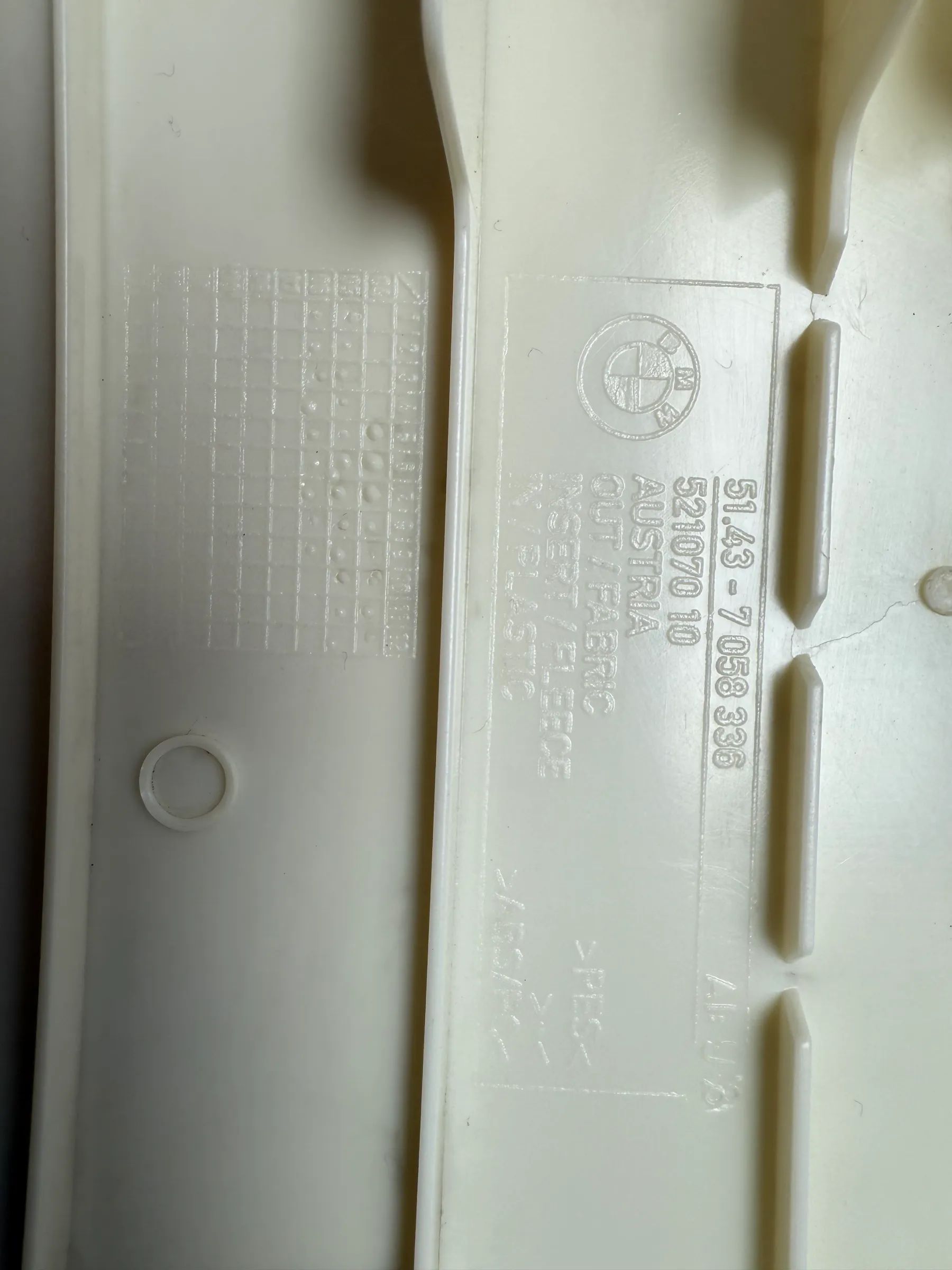 Оригинальная правая внутренняя обшивка средней стойки BMW 325d Touring с DPF 51437058336