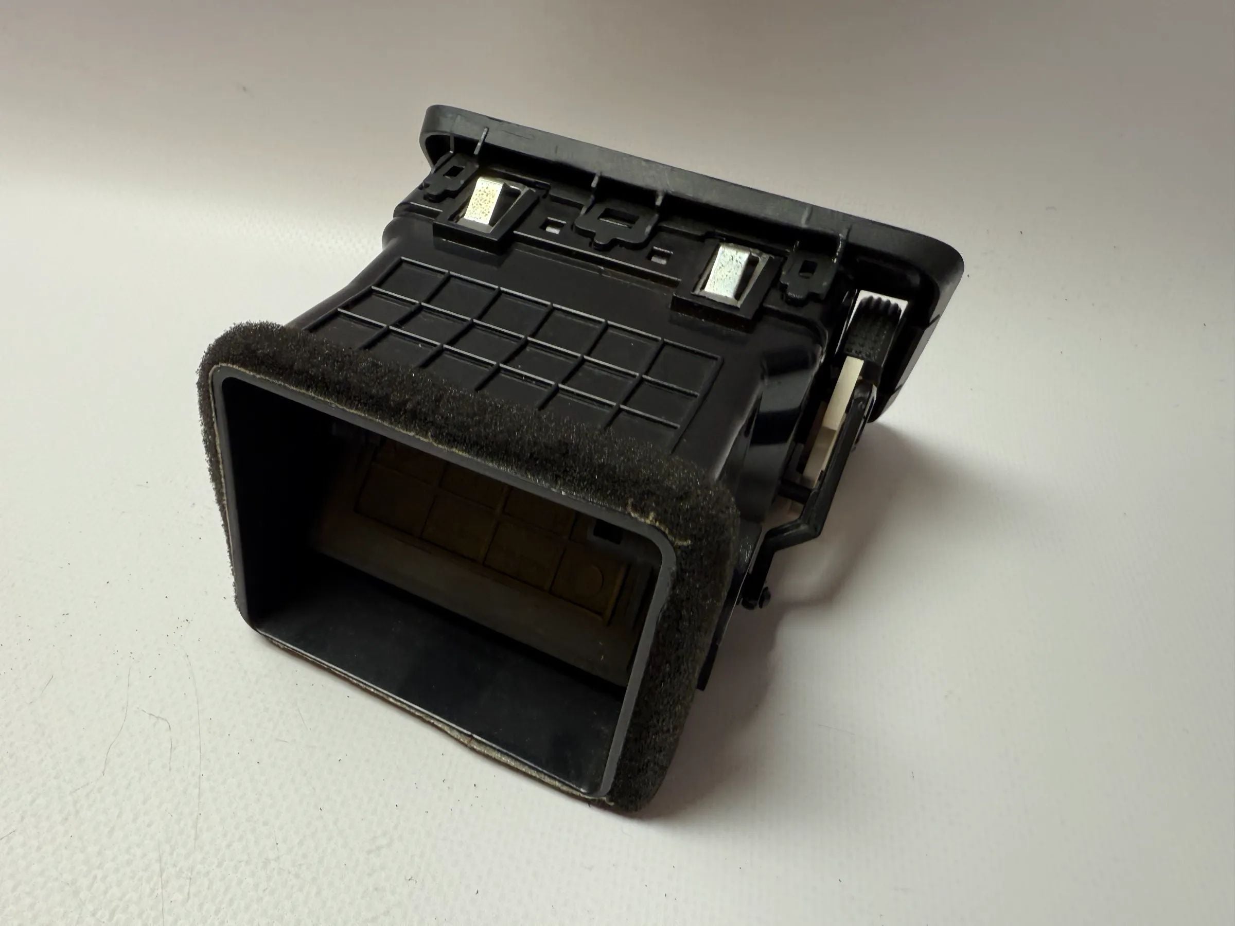 Original Hyundai Tucson air vent ventilation grille left 97480-2E000 / JM 97 301A 