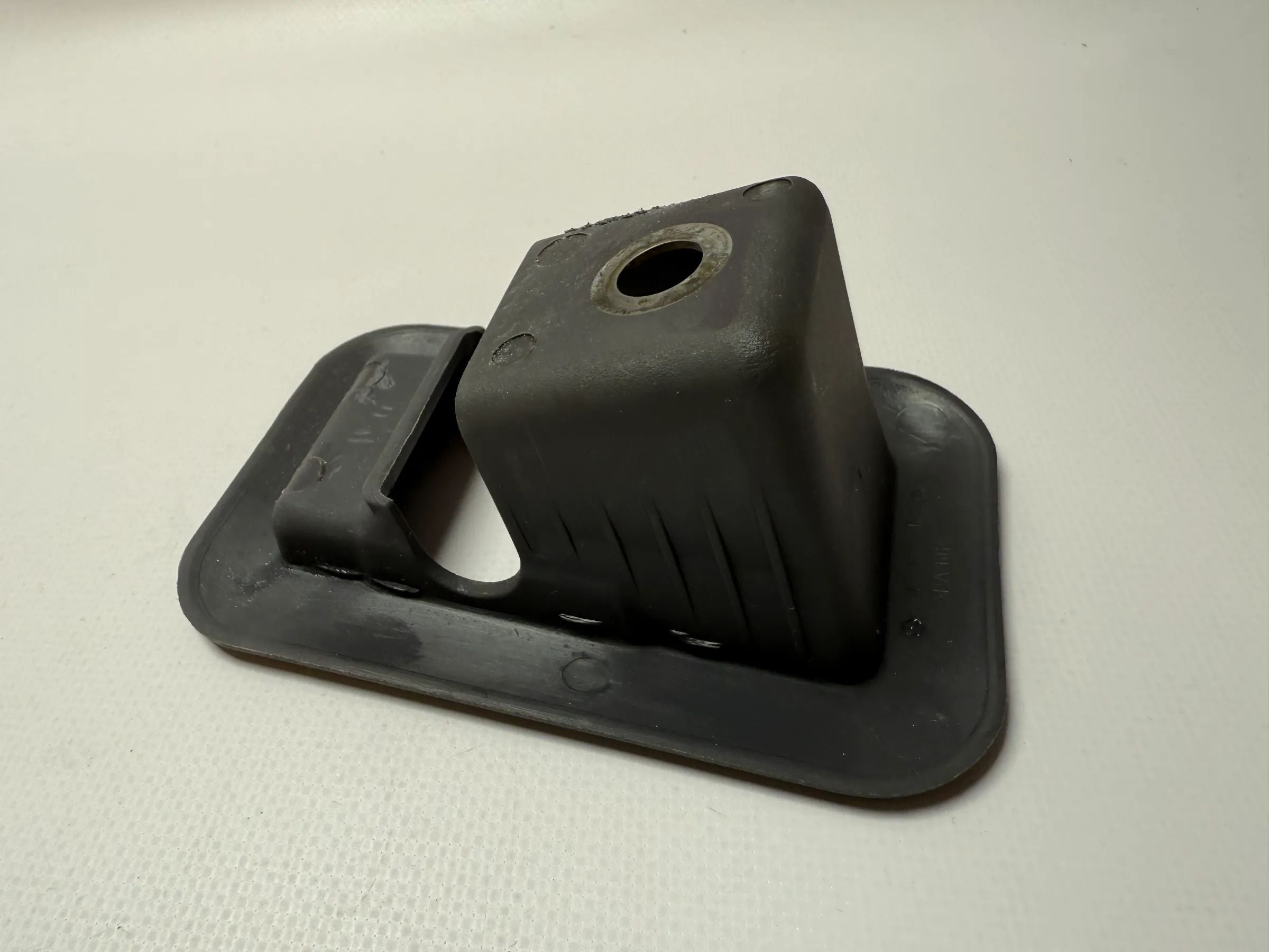 Original Mercedes W168 A-Klasse Abdeckung Sitzbefestigung A1686840718