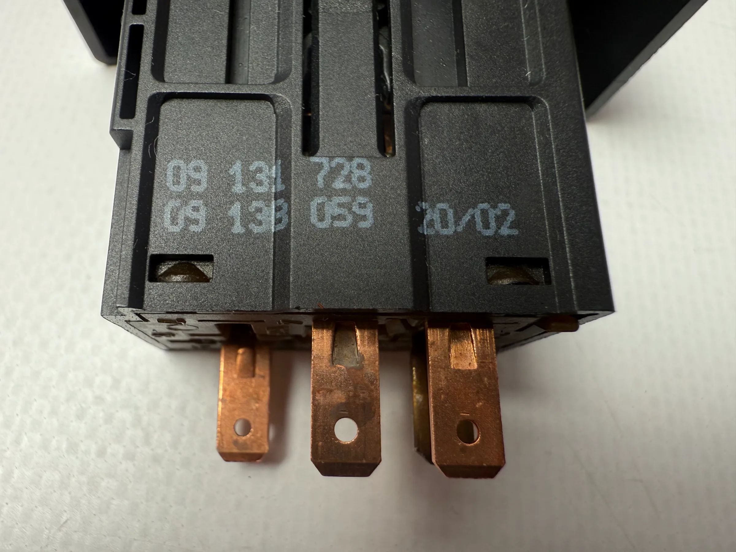 Оригинальный переключатель аварийной сигнализации Opel Astra G в передней вентиляционной решетке 09131728