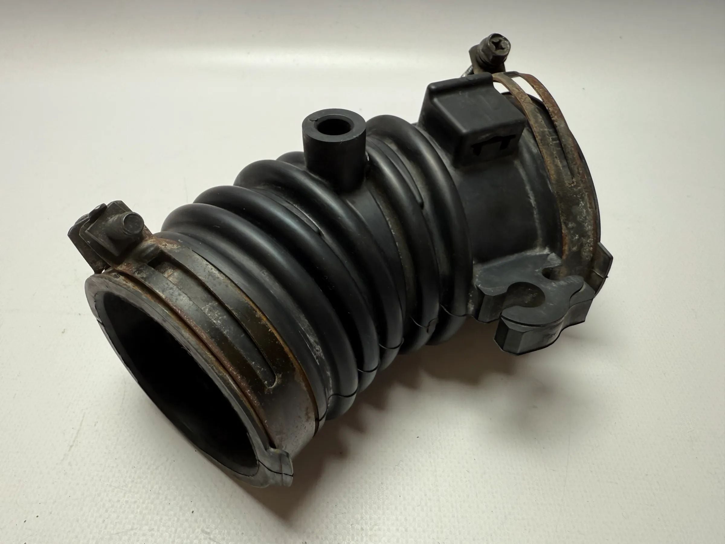 Originele Mazda 6 2.0 104 kW inlaatspruitstuk inlaatslang L813132212