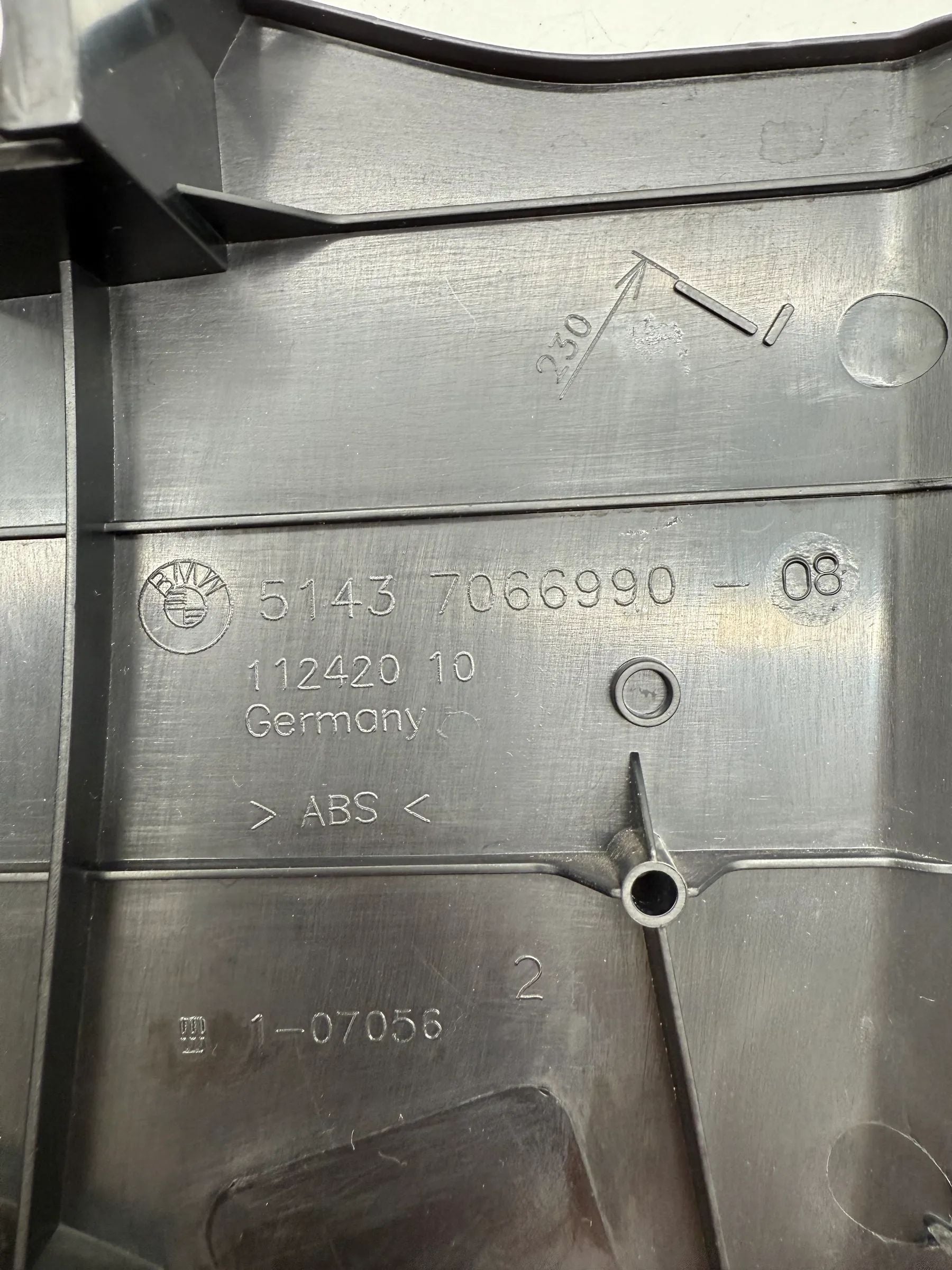 Обивка передней правой двери BMW Е90 Е91 Е92 7066990 Панель покрытия ножного пространства