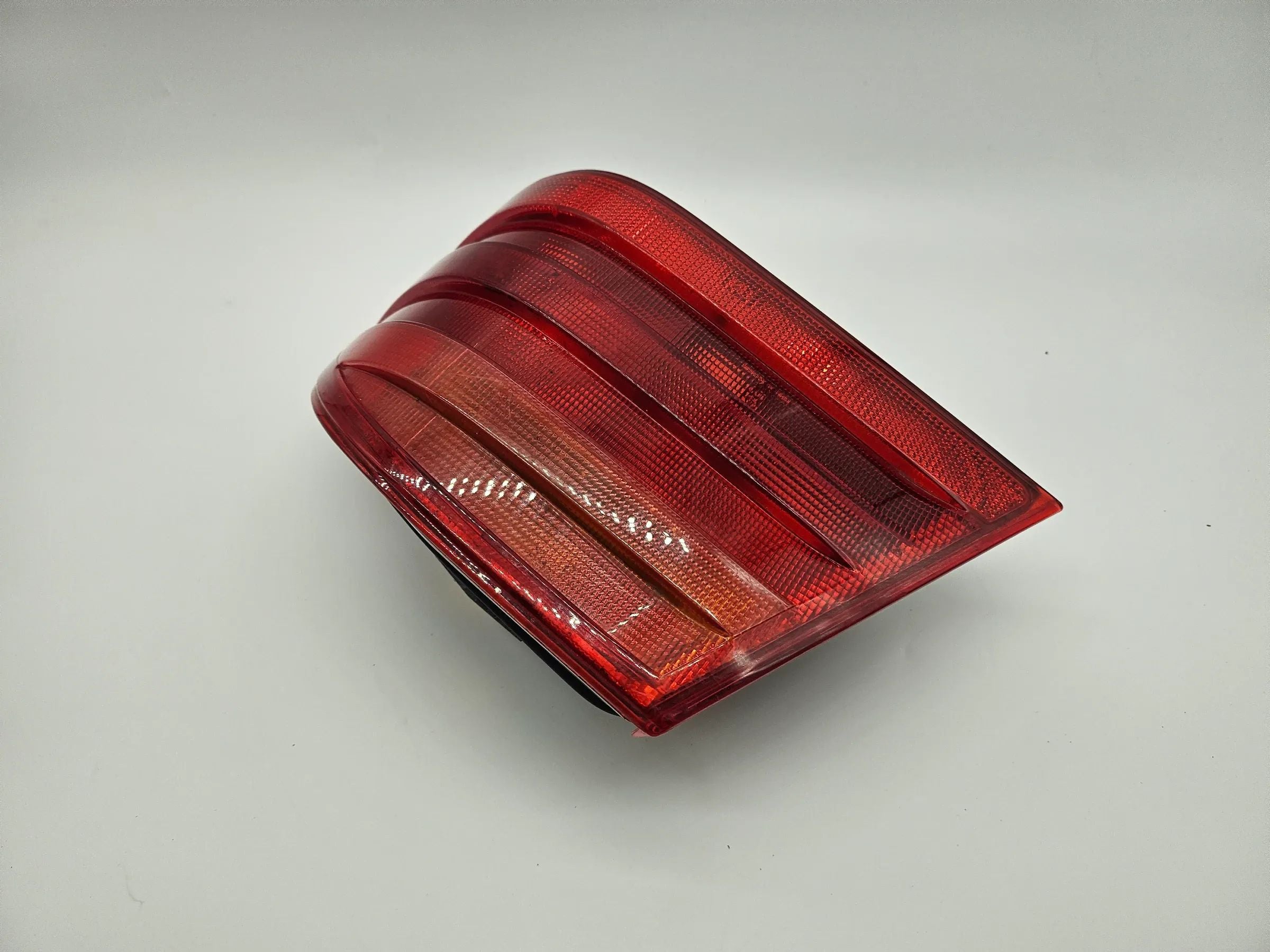 Oryginalna lampa tyłna Mercedes-benz E 200 W210 prawa A2108200264