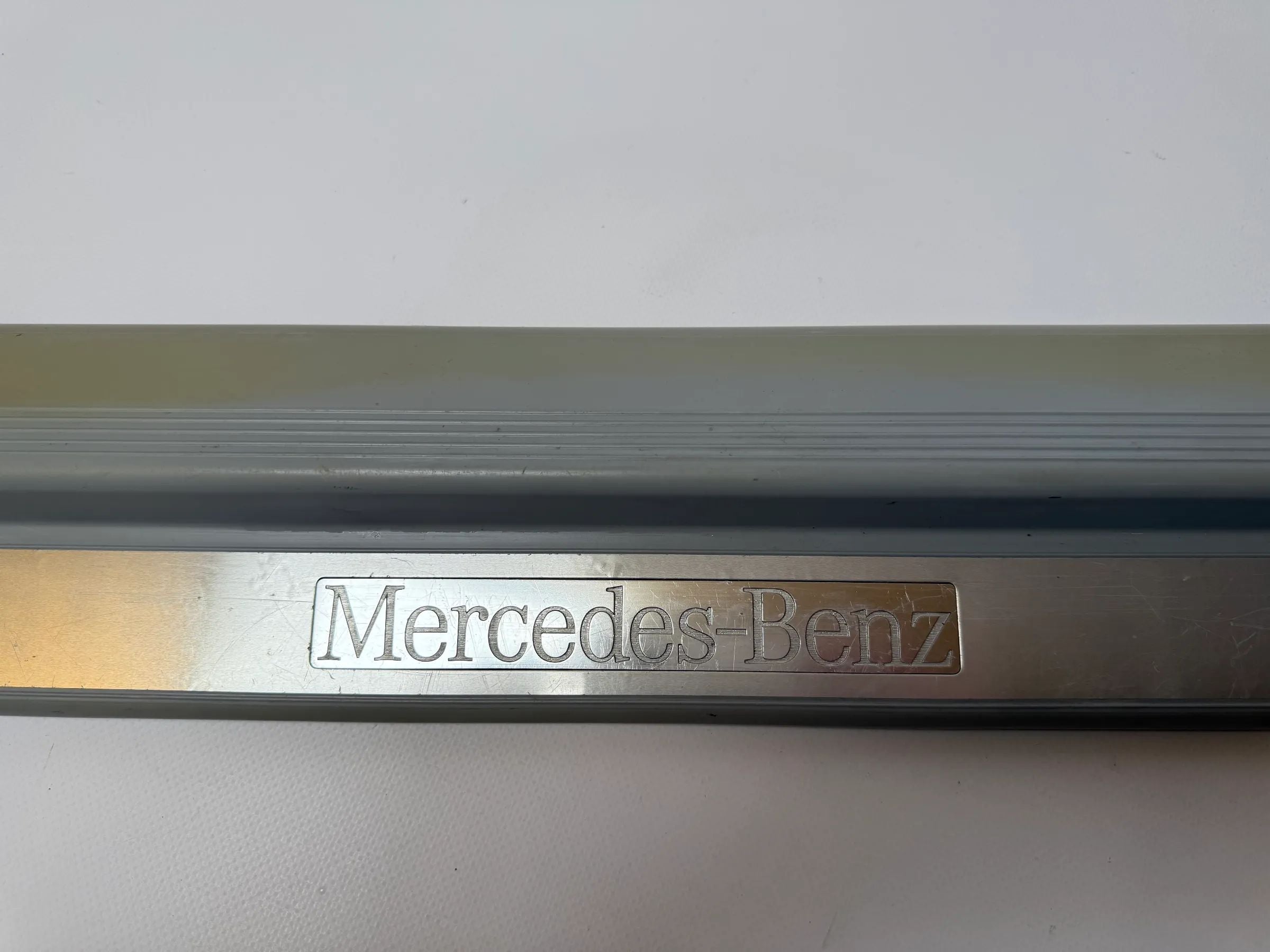 Oryginalne listwy progowe Mercedes-Benz CLK (C208/W208) Szare Lewa 2086800235