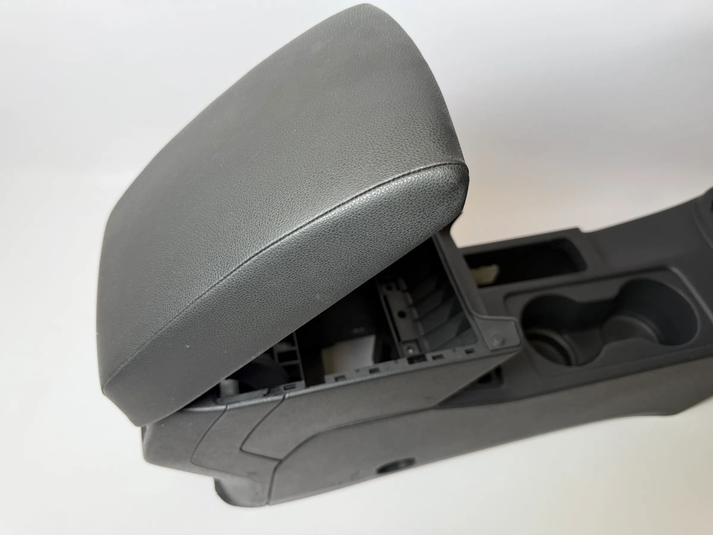 Oryginalna konsola środkowa schowek Seat Leon III 3 (5F) 5F0 863 243 / 241