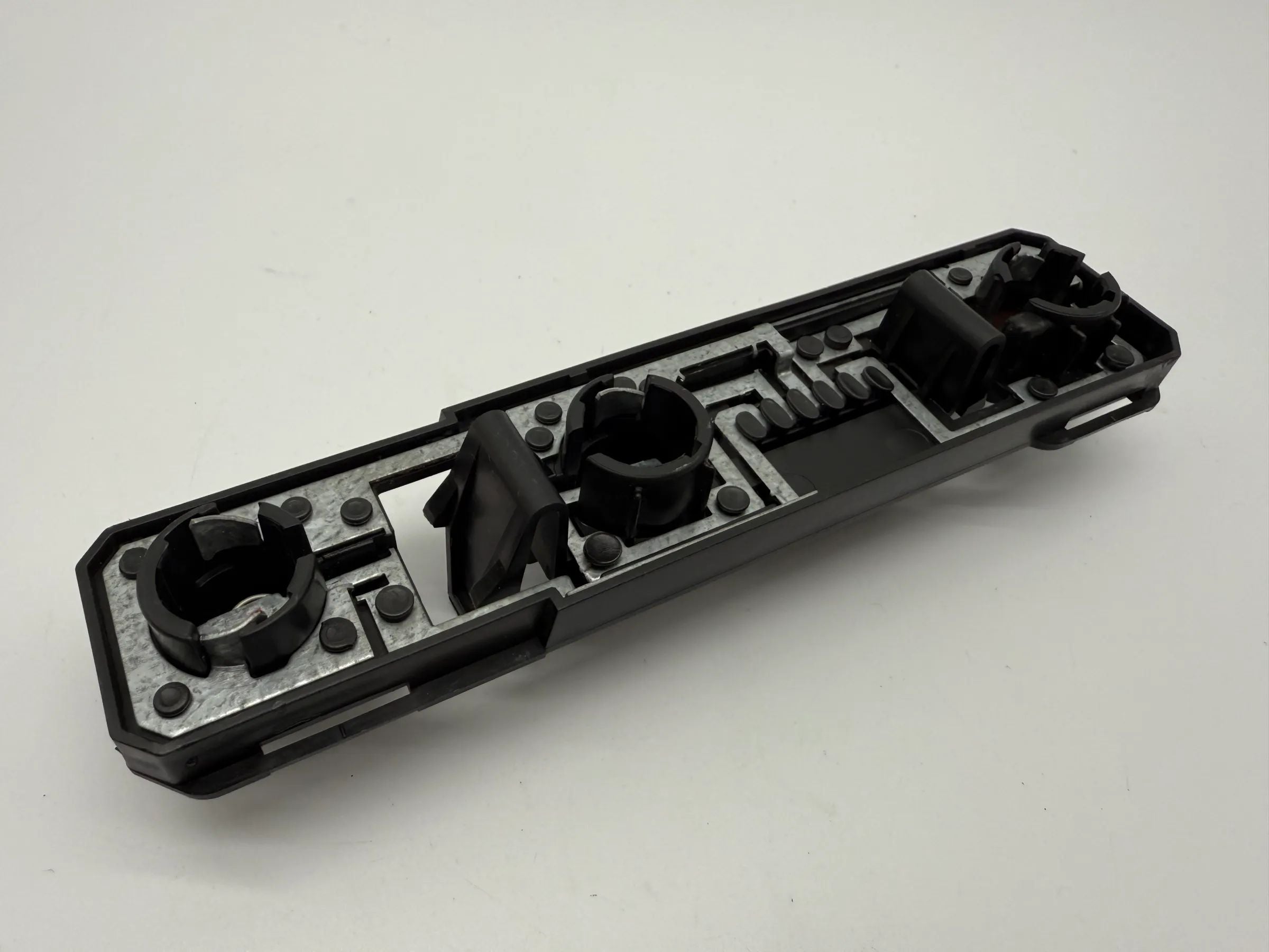 Oryginalny uchwyt lampy tylnej Peugeot 306 93-97 L/P Yorka 5045