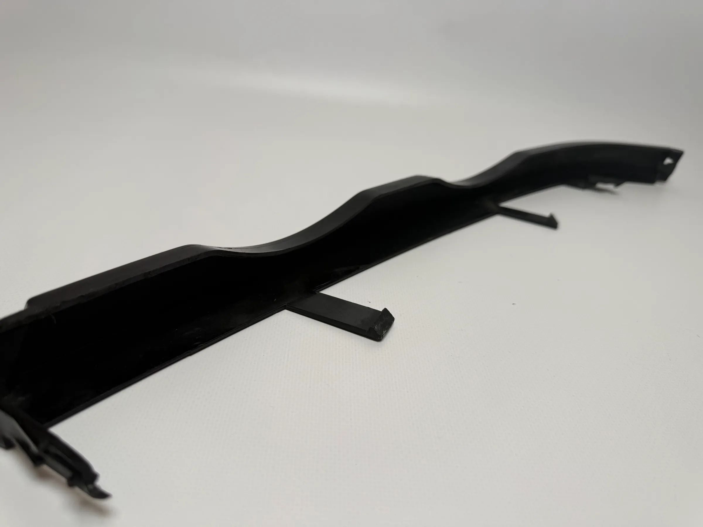 Oryginalna listwa boczna reflektora BMW serii 3 E46 prawa czarno-szara 51.13-8208482