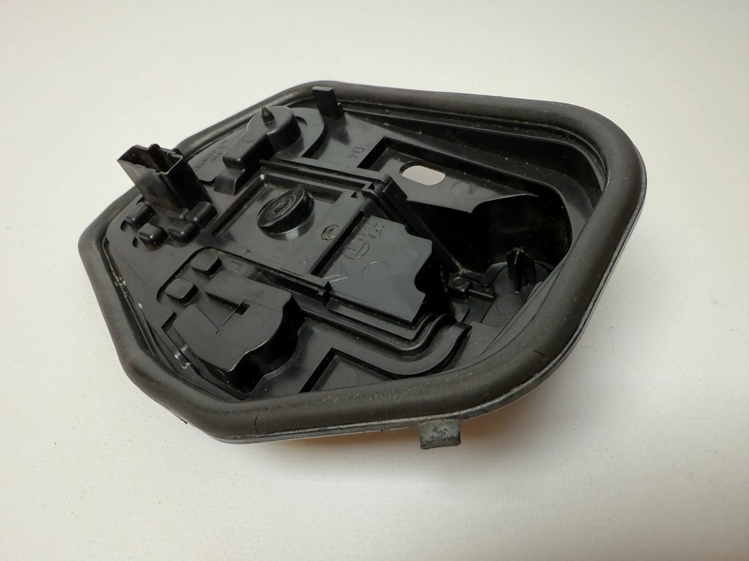 Oryginalny uchwyt lampy tylnej prawy Peugeot 206 CC 2531