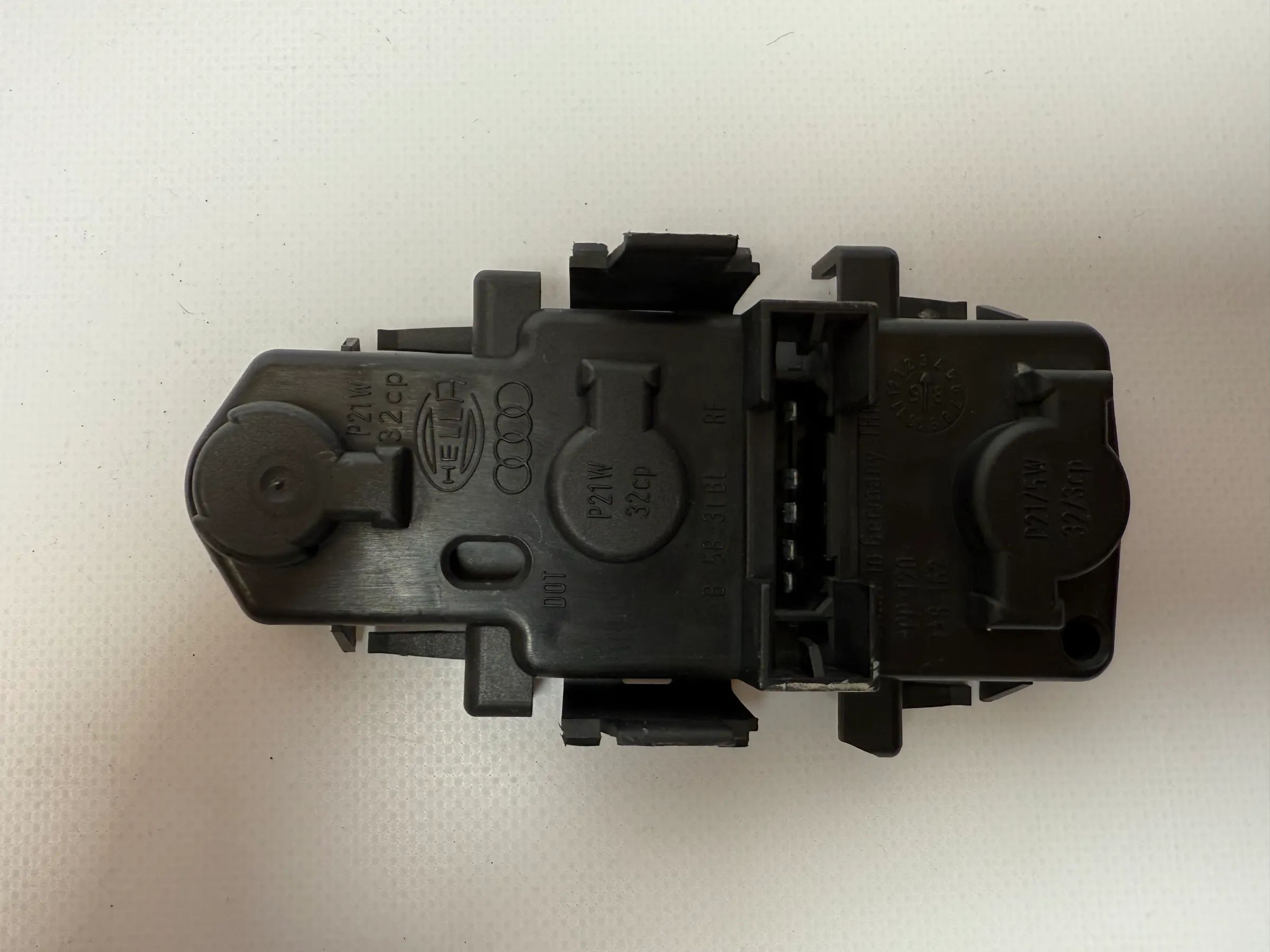 Oryginalny uchwyt lampy tylnej Audi A6 (4B) L/P Hella B5831BLRF / 148162
