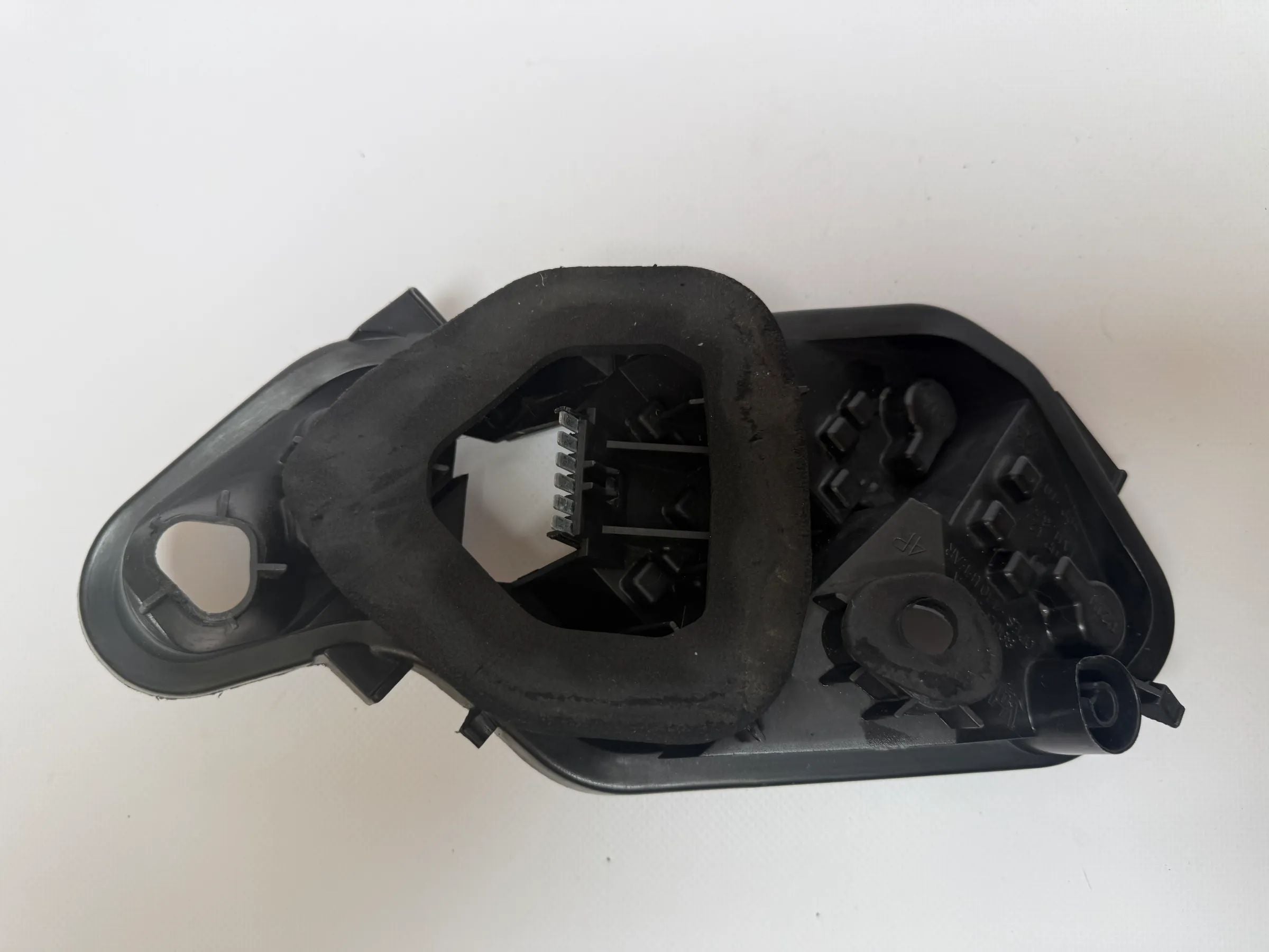 อะไหล่แท้ Opel Corsa D (S07) 89037877A ขายึดไฟท้ายขวา