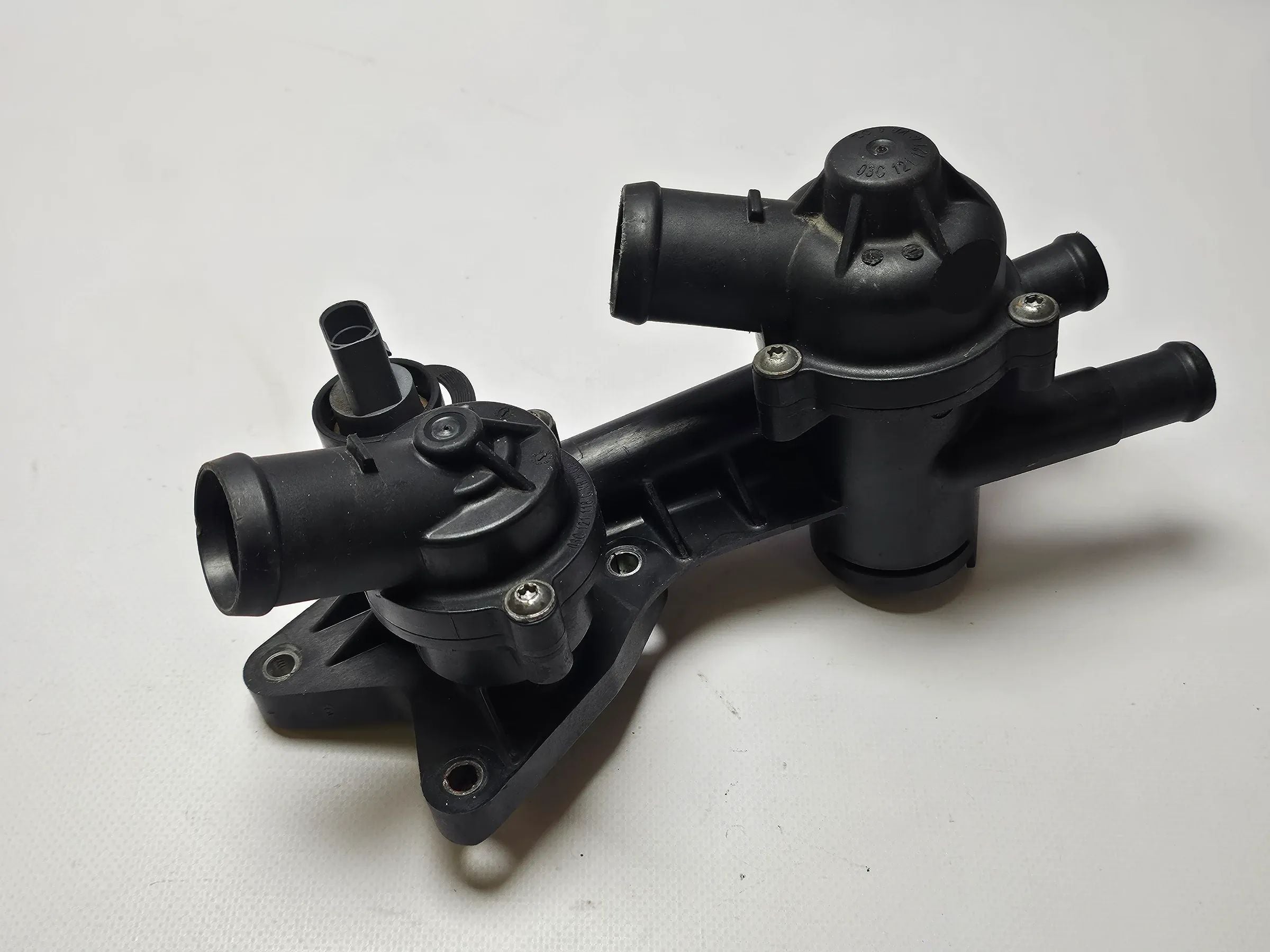 Original VW Touran 1.6 FSI year 04 thermostat housing 03C121026K 1 T 1797350 