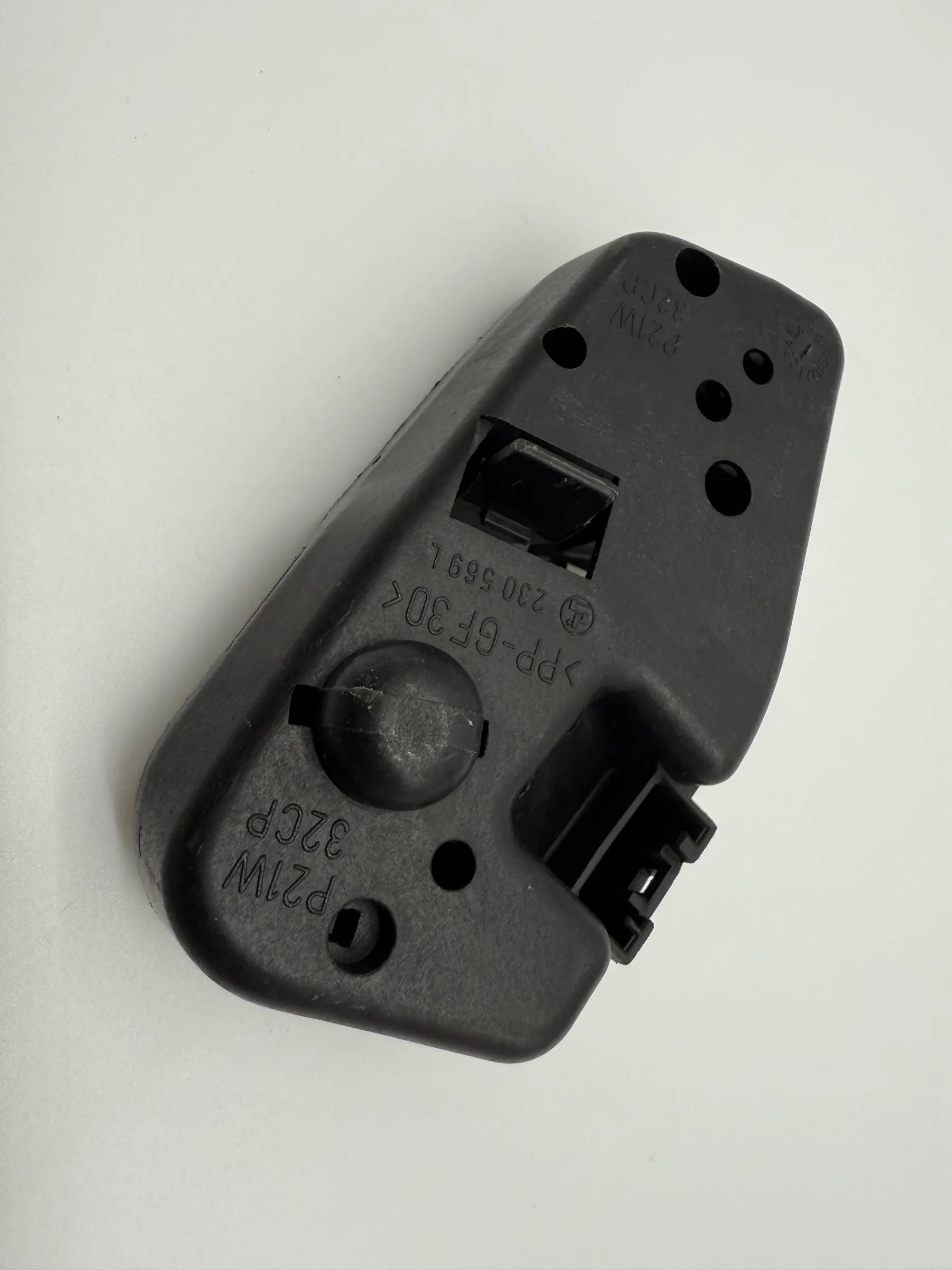 Оригинальный держатель лампы заднего фонаря BMW E46 левый 230569L / 230537L