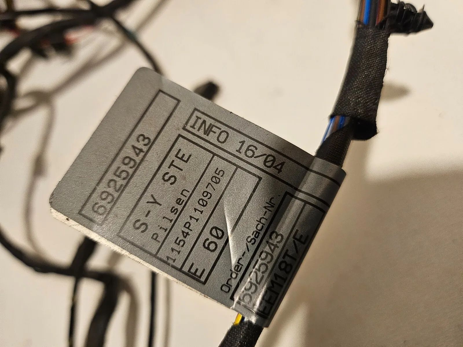 Оригинальная проводка двери задняя левая BMW E60 E51 OE-номер 6925943 auto-veritas