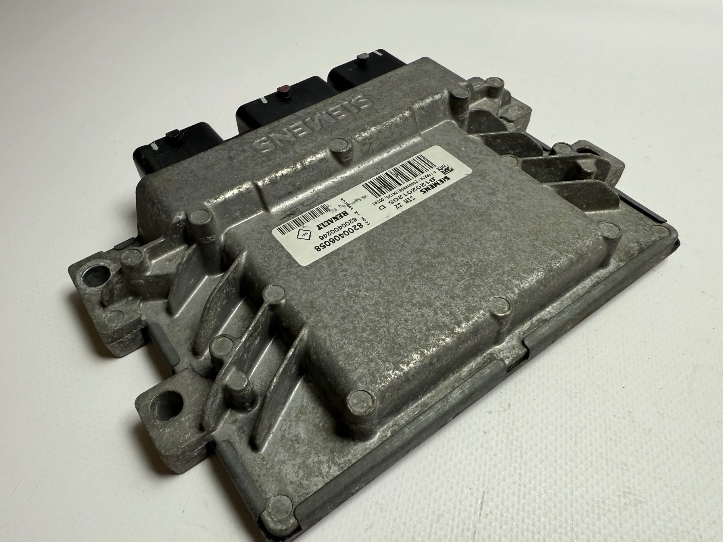 Оригинальный блок управления двигателем Renault Clio II ECU S120201205D / 8200406058 SIM32
