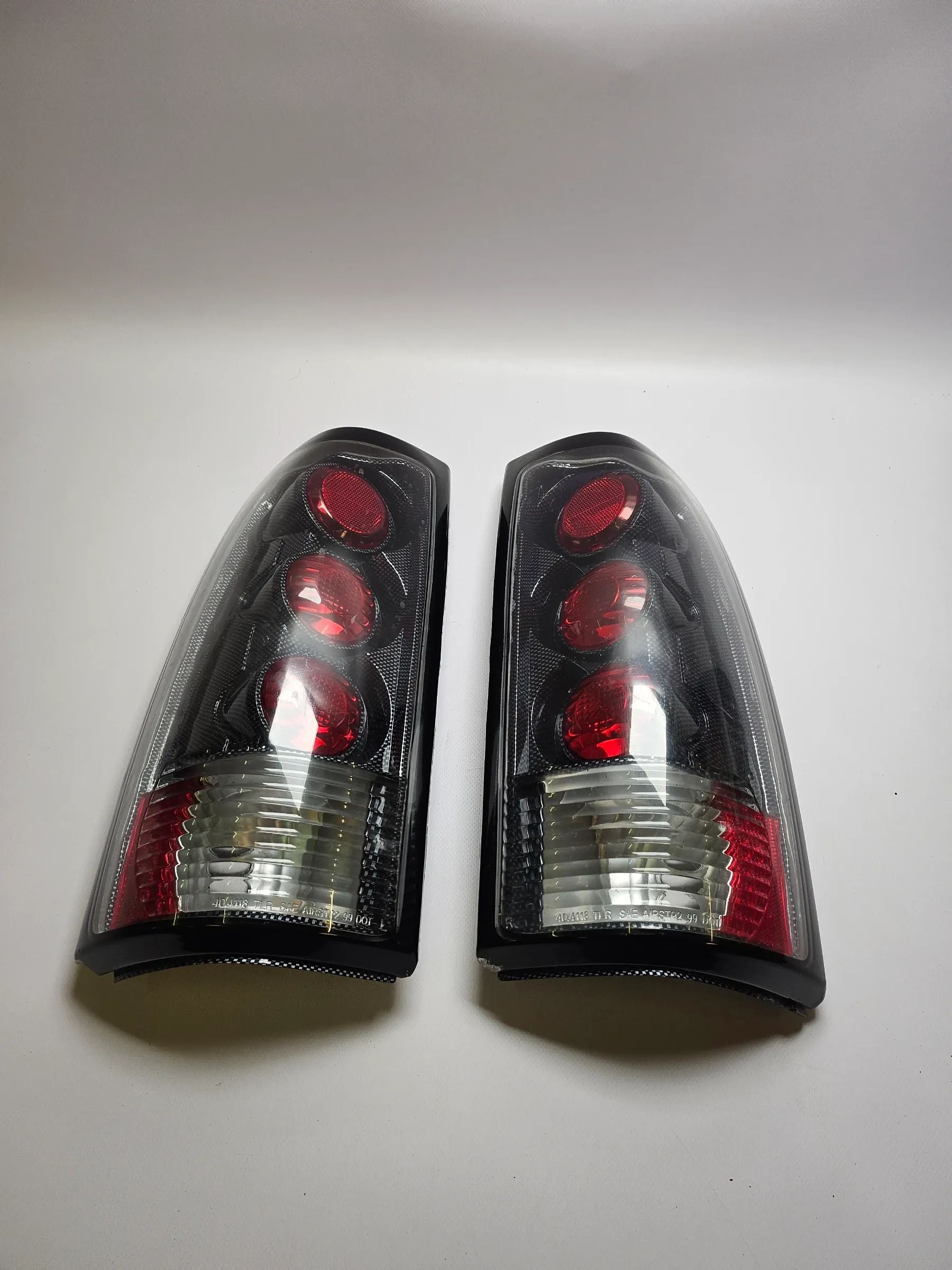 Chevrolet Silverado 99-02 GMC Sierra 99-03 Fanali posteriori carbon look chiaro