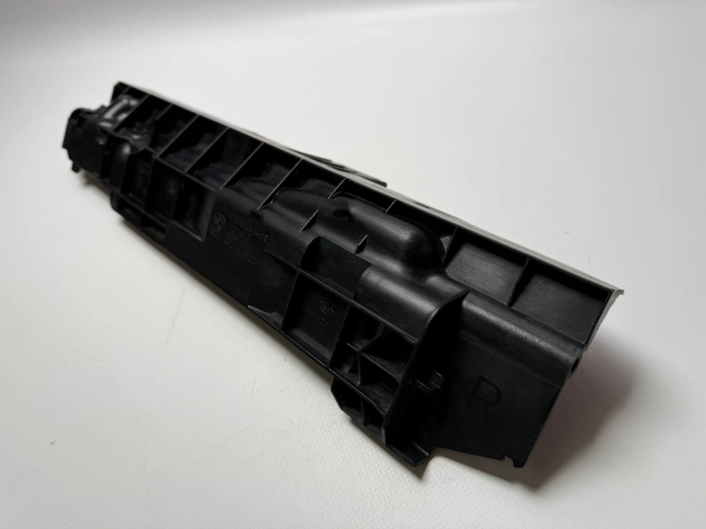 Original BMW E81 E87 E88 E90 E91 E92 X1 Radiator/Lock Carrier Right 17107524914 