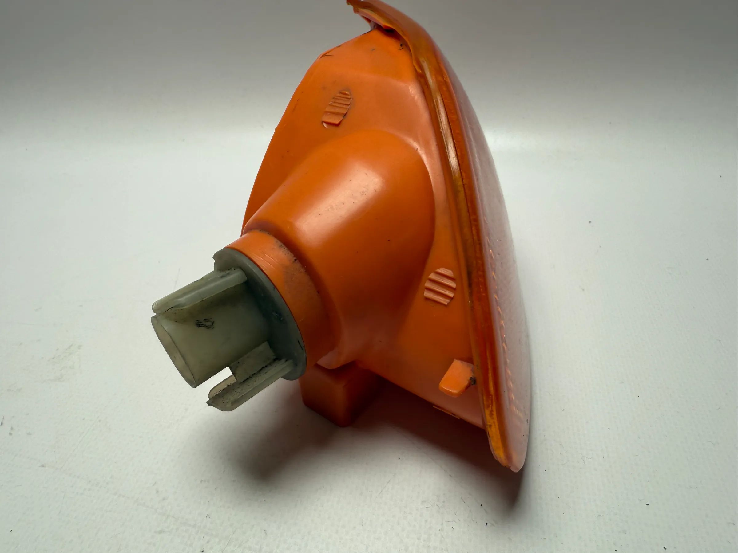 Оригинальный передний правый оранжевый поворотник Opel Astra F 91-94 90421897