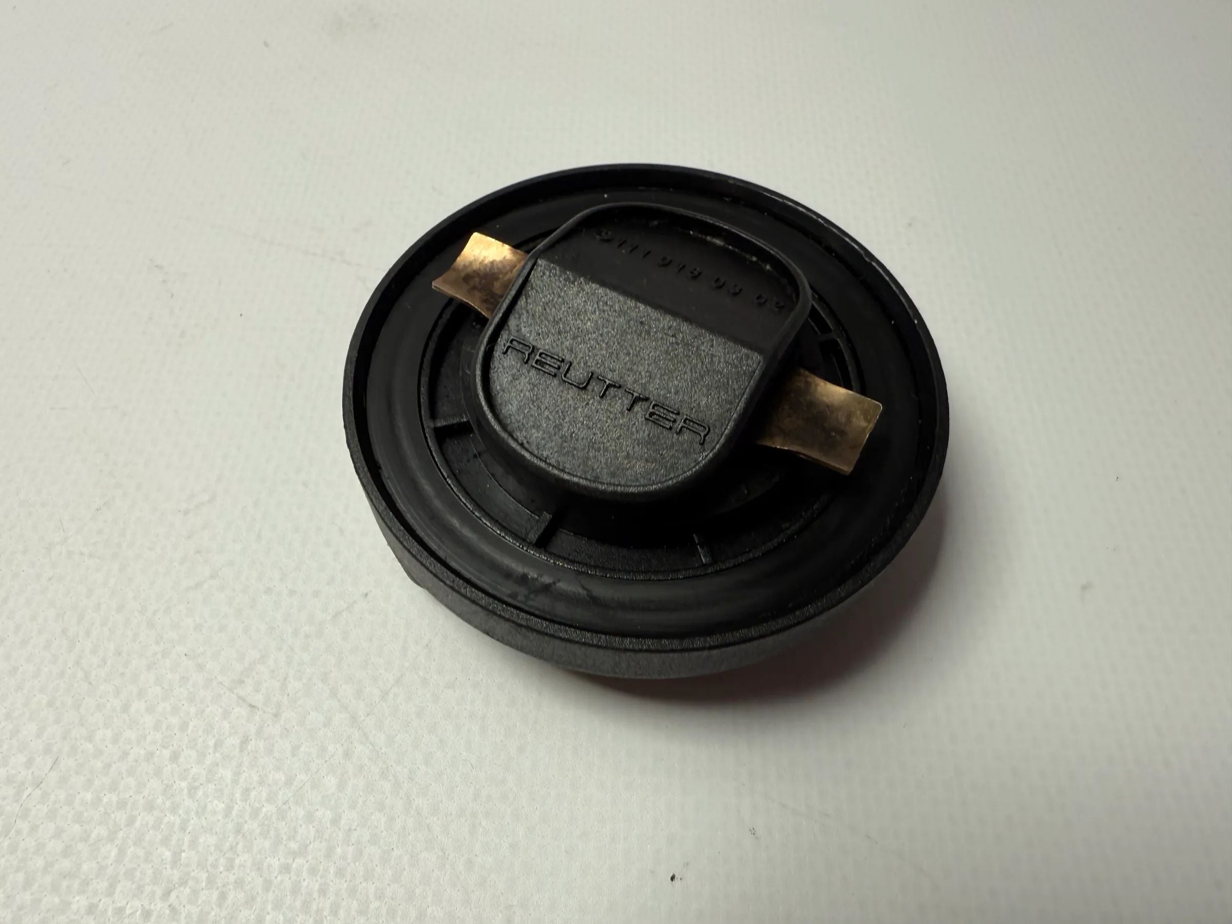 Original Mercedes oil cap oil cover W203 W204 W211 W212 111 018 03 02 
