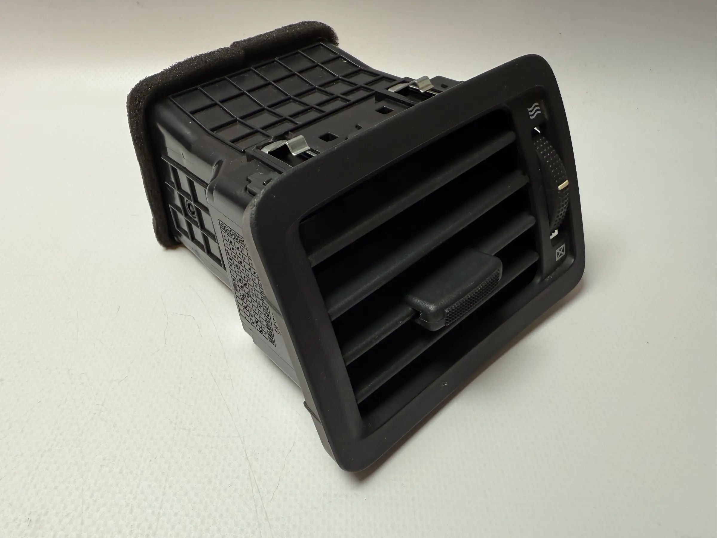 Original Hyundai Tucson air vent ventilation grille right 97490-2E000 / JM 97 302A 