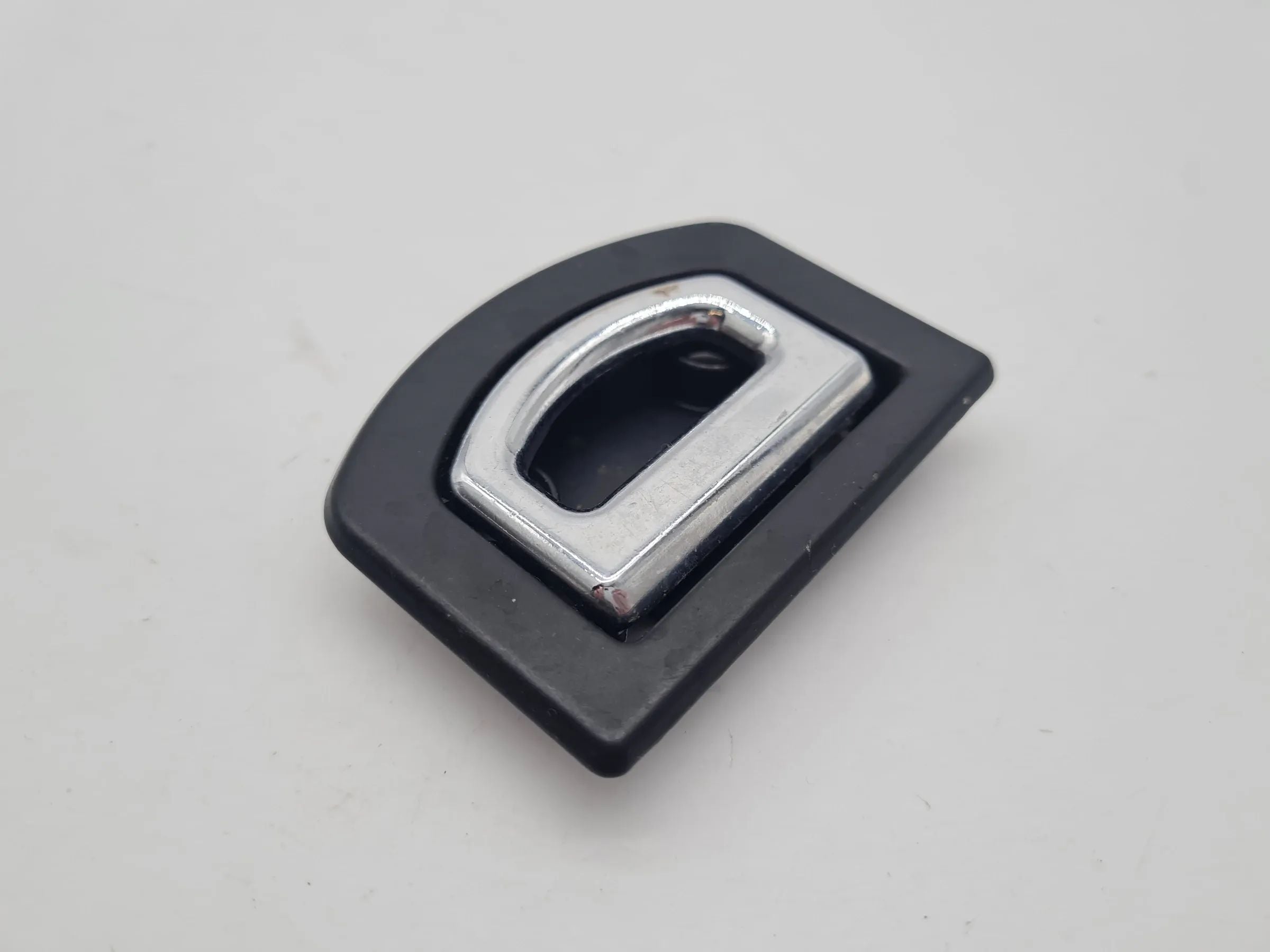 Original Audi A3 (8L1) Festspannöse Verzurröse Gepäcköse 8D9864203