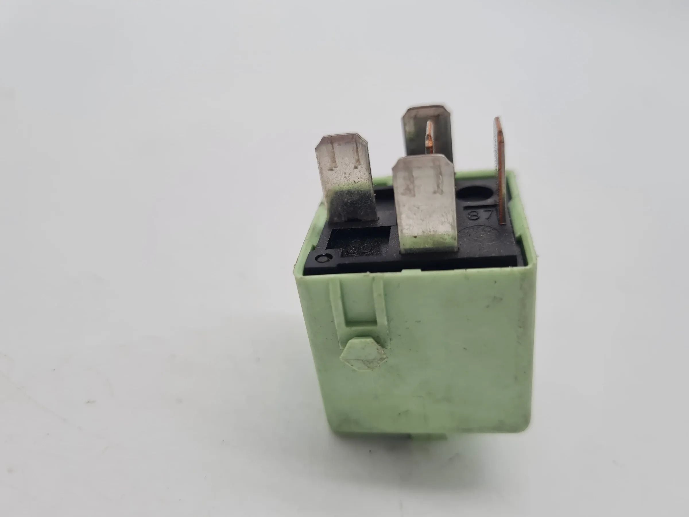 Original BMW E36 E38 E39 E46 E53 E60 E61 Z3 X3 Relais Grün 61.36-8373700