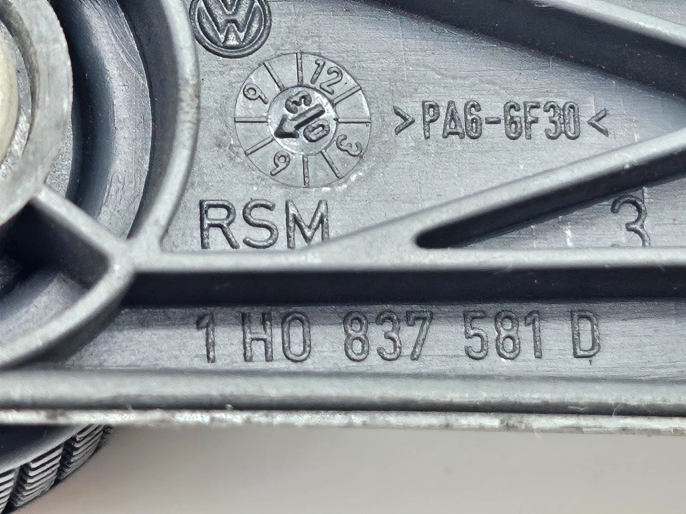 Oryginalna korba szyby VW Golf IV 4 rocznik 1999 tylna prawa 1H0837581D