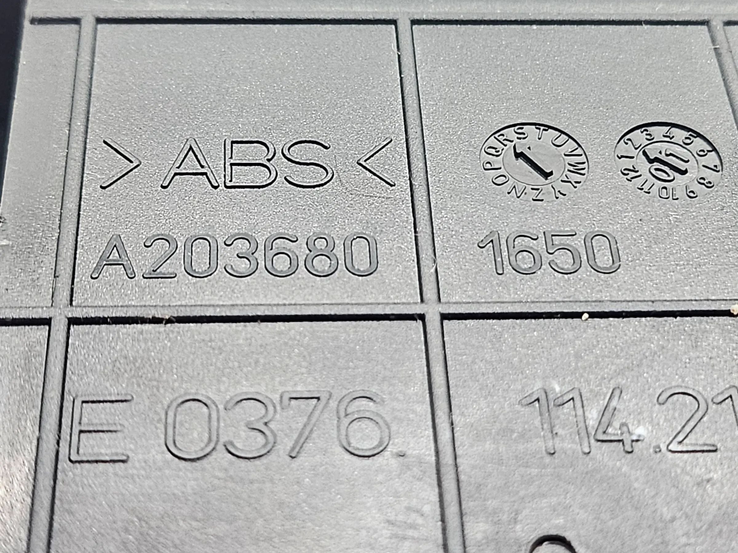 Оригинальная крышка розетки подлокотника Mercedes CL 203 2036801650