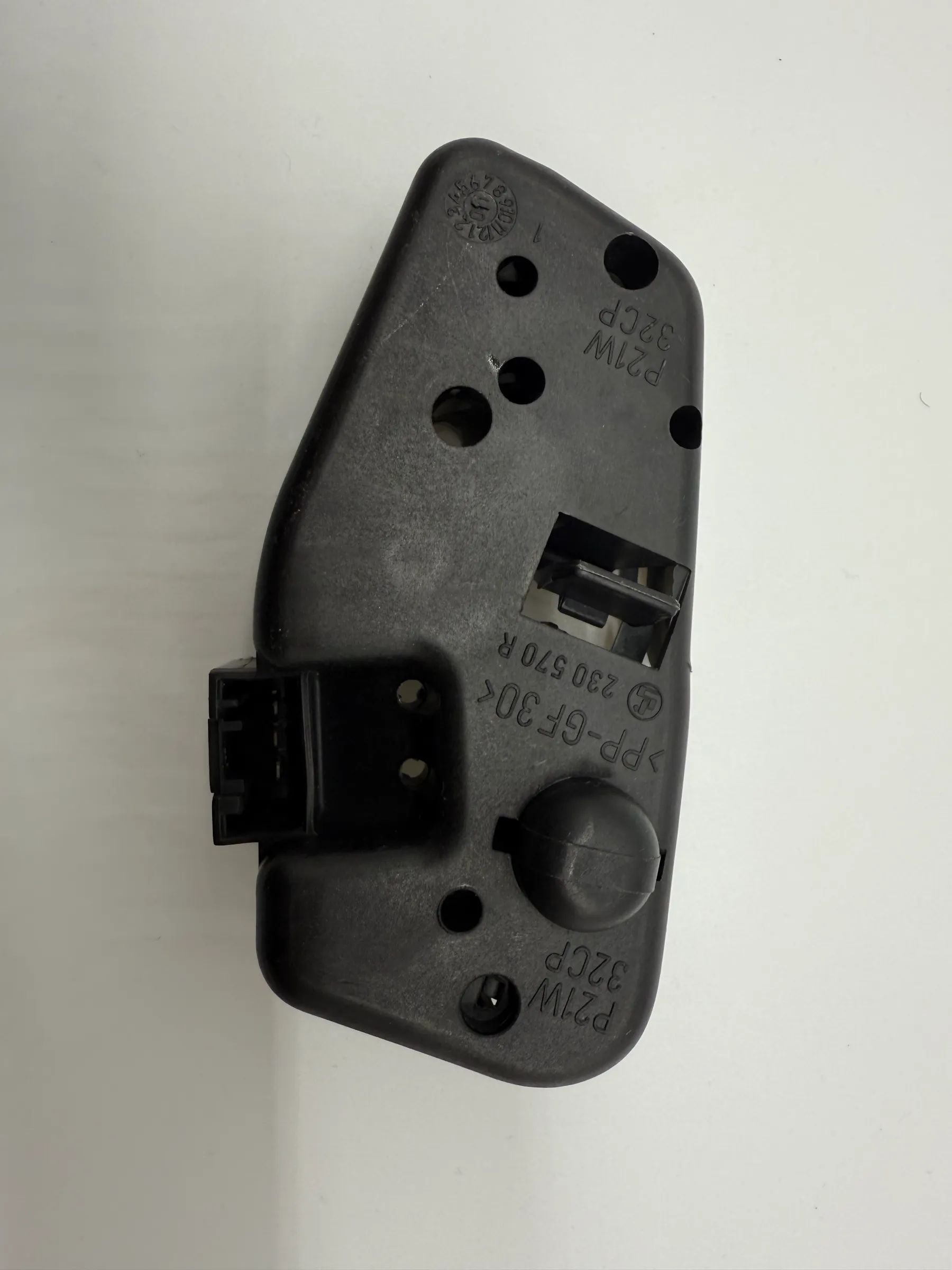 Оригинальный правый кронштейн заднего фонаря BMW E46 230570R / 230572R