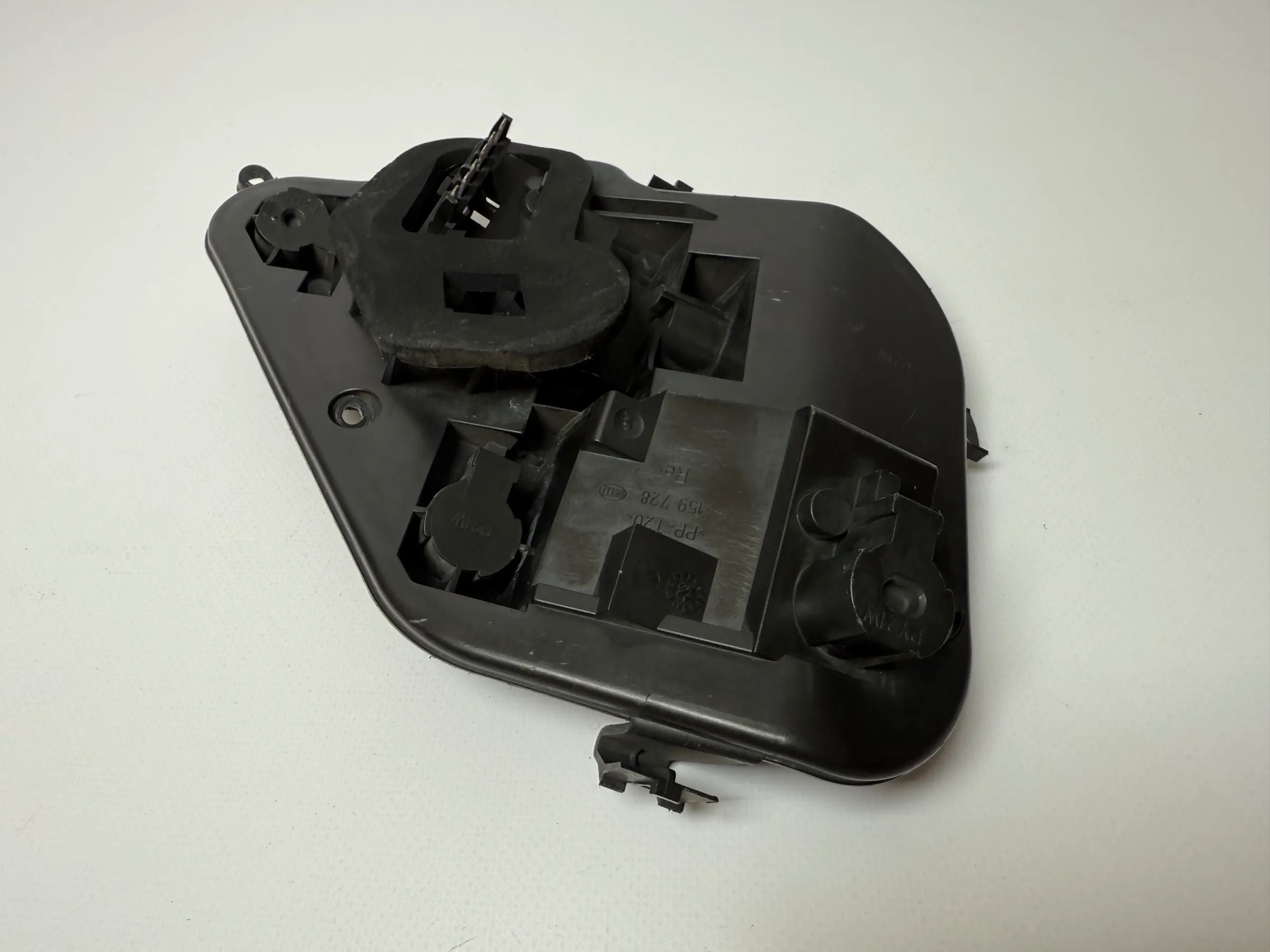 Oryginalny uchwyt lampy tylnej Opel Astra H (A04) Hella 160916-00 / 159728