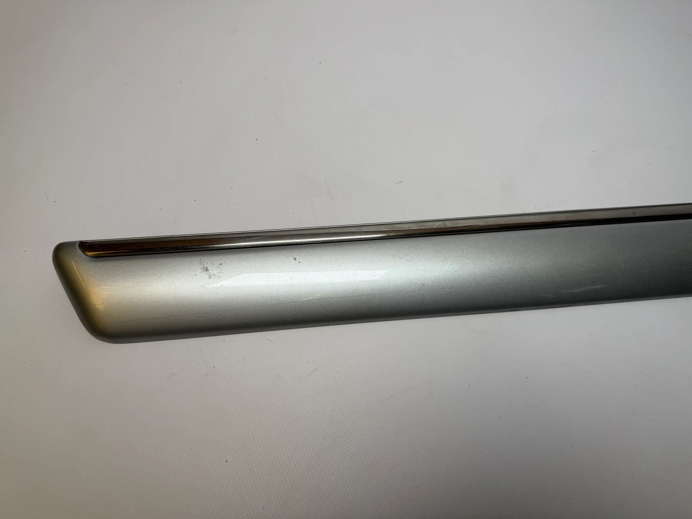 Oryginalna listwa drzwi Mercedes-Benz E-Klasse W210 srebrna prawa A2106901062