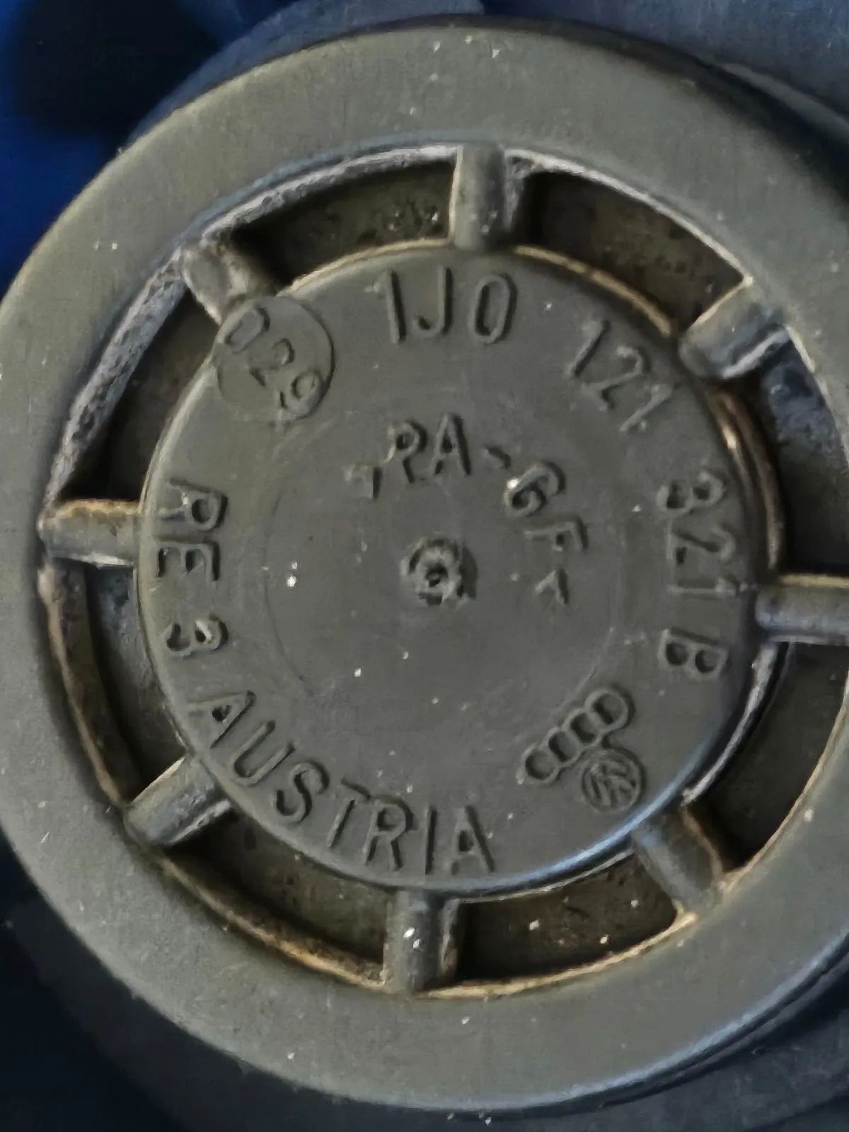 Оригинальная крышка расширительного бачка охлаждающей жидкости VW Touareg 7L 3.0 TDI VW 1J0121321B