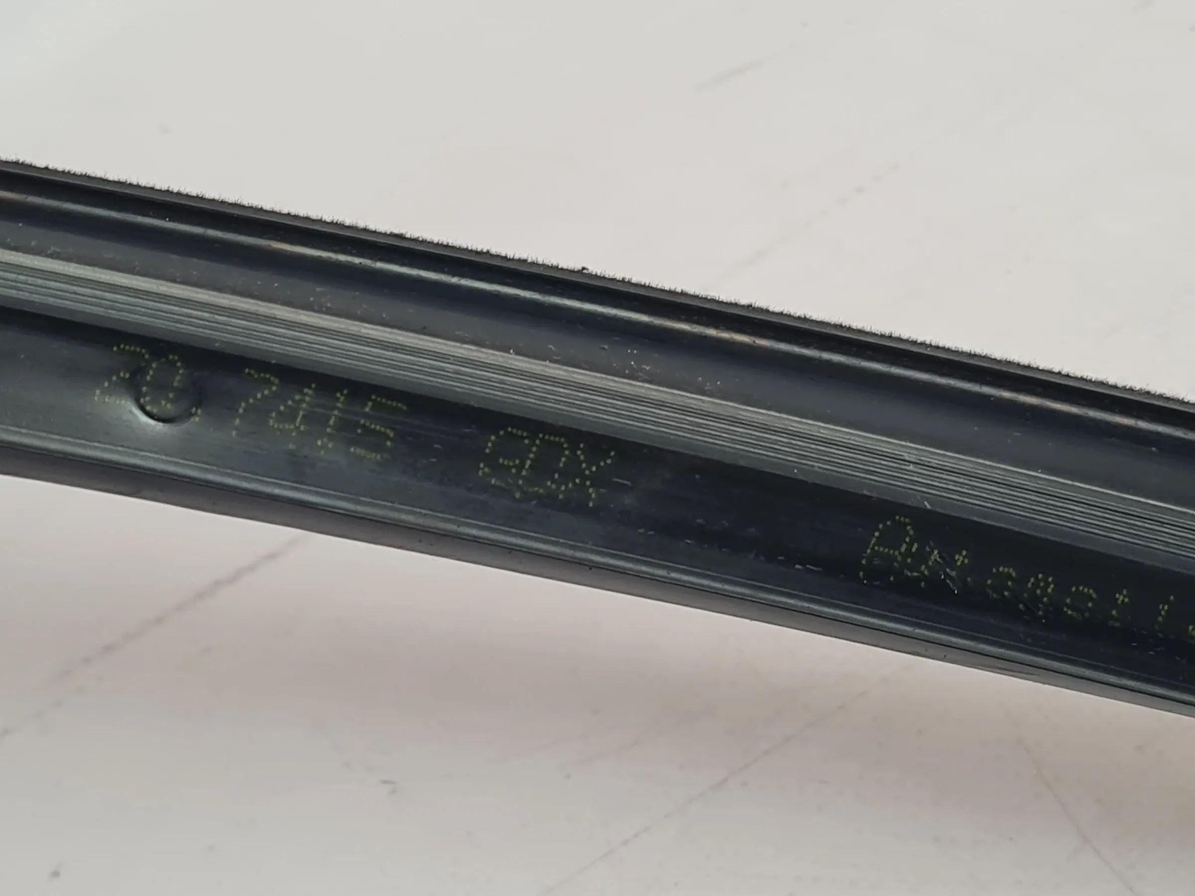 Original Mercedes C-Klasse (CL203) Dichtung Tür Fenster Links Vorne Innen