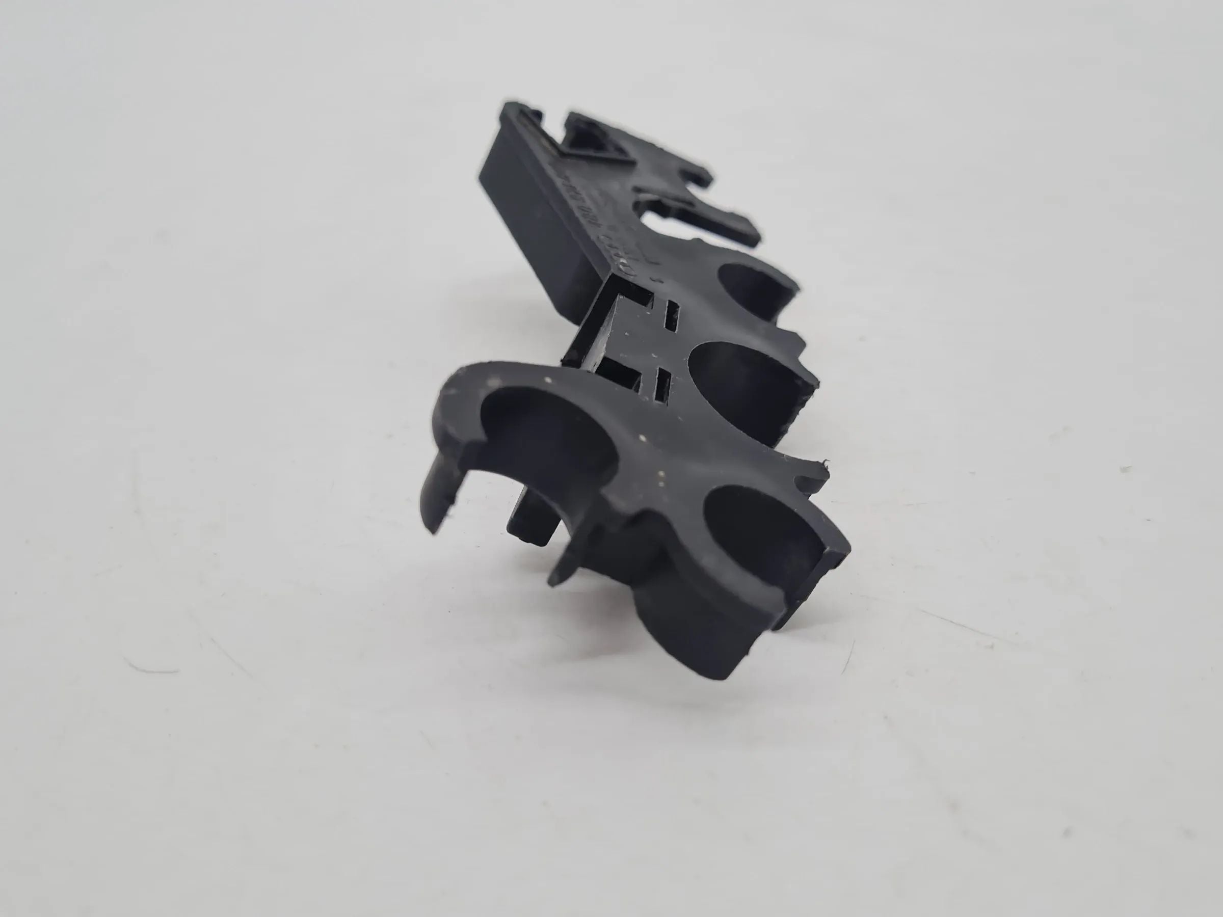 Original Audi A6 (4B2/4B4) Halter Halterung Sicherungsträger 4B0971845