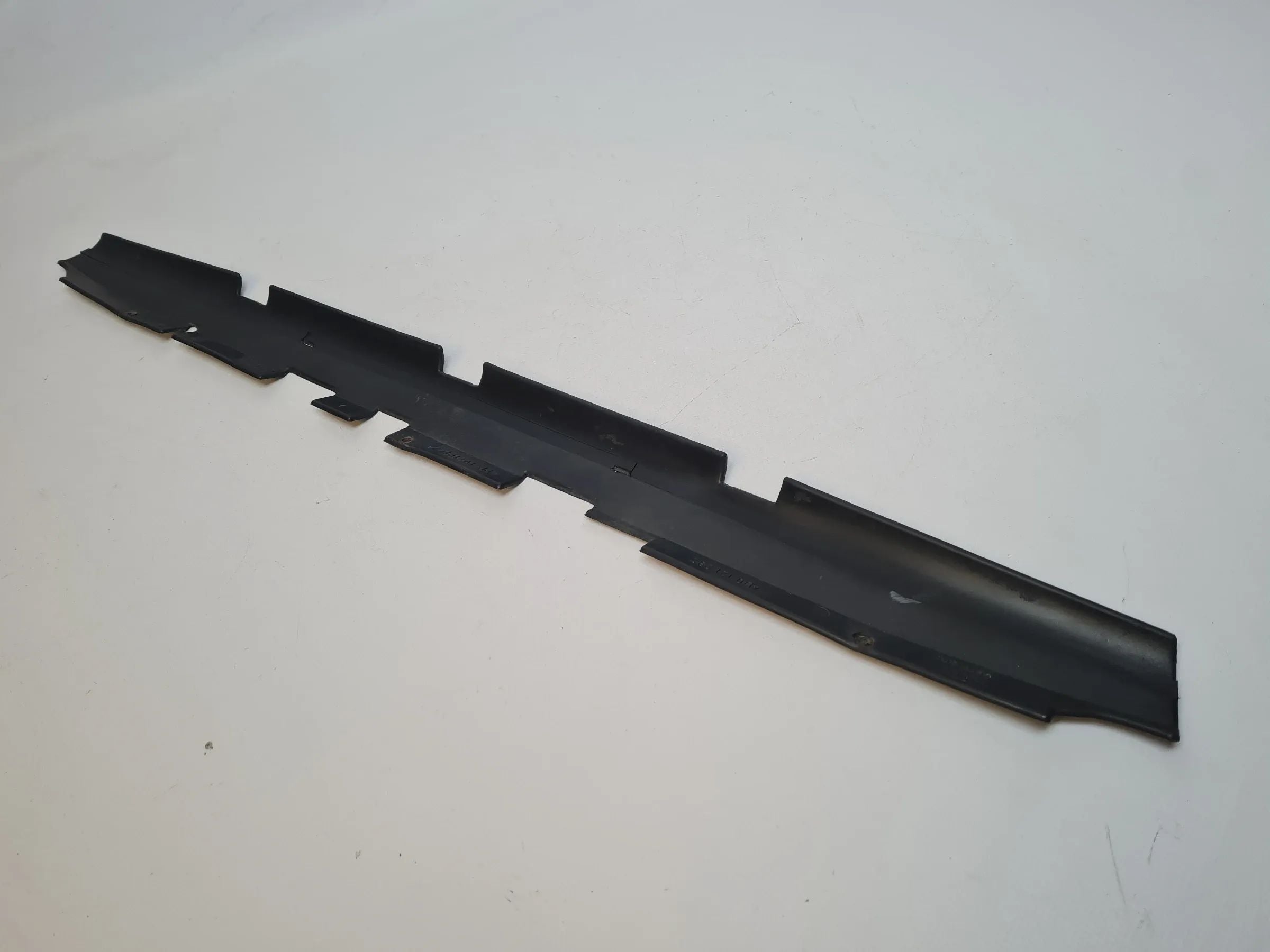 Original Audi A6 (4B2/4B4) Führung Abdeckung Schloßträger 4B0121292