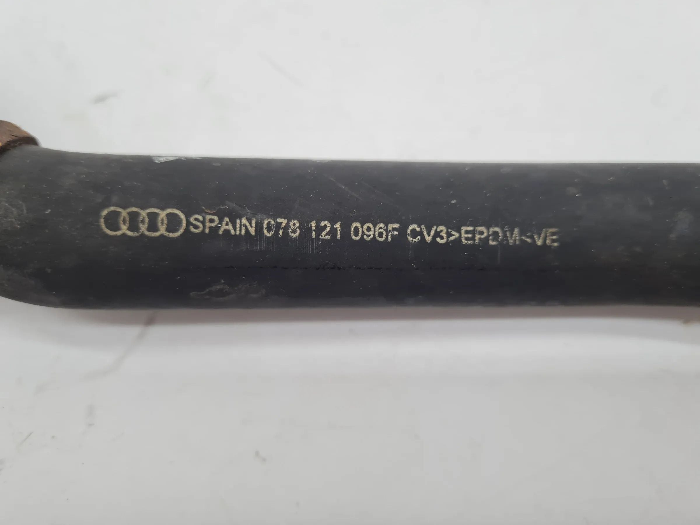 Original Audi A6 (4B2/4B4) 2.4 V6 Kühlerschlauch Kühlwasser 078121096F