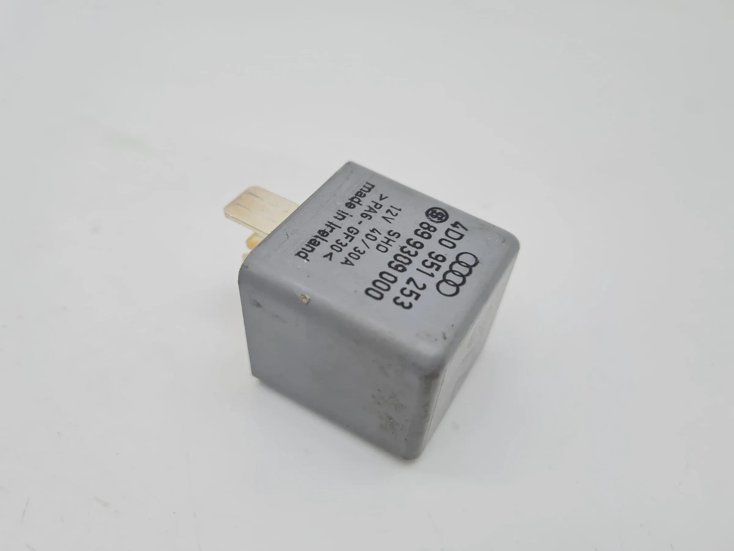 Original Audi A6 (4B2/4B4) Kraftstoffpumpenrelais Relais 4D0951253