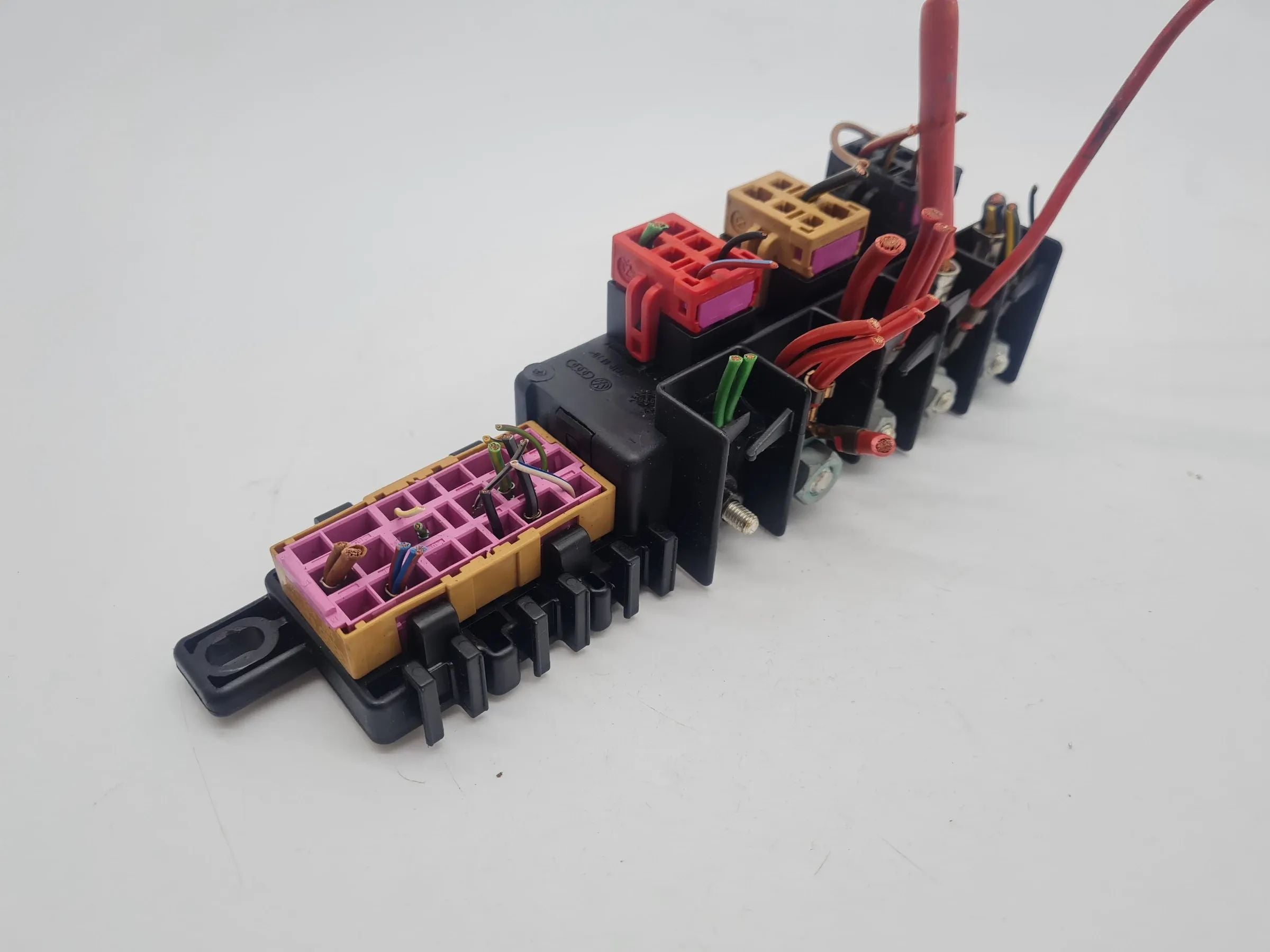 Original Audi A6 (4B2/4B4) Relais Stecker Leiste Träger 8L0941822A