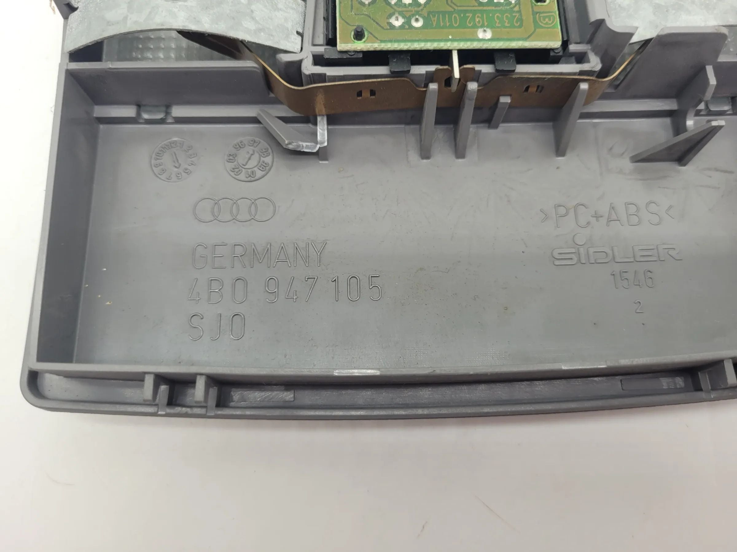 Original Audi A6 (4B2/4B4) Innenraumleuchte 4B0947105