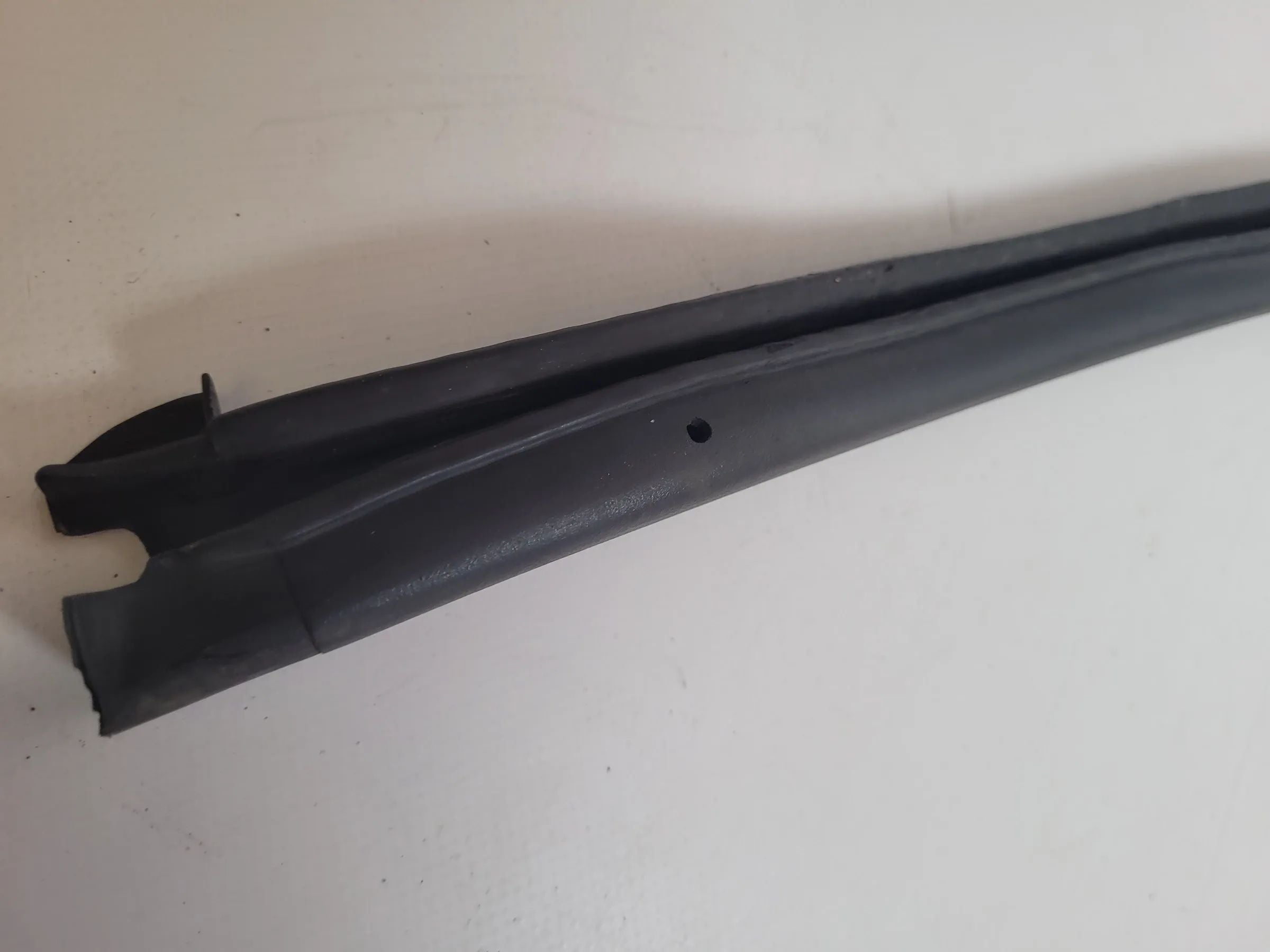 Original Audi A6 (4B2/4B4) Dichtung Abdeckung Wasserkasten Batterie (4B1819447)