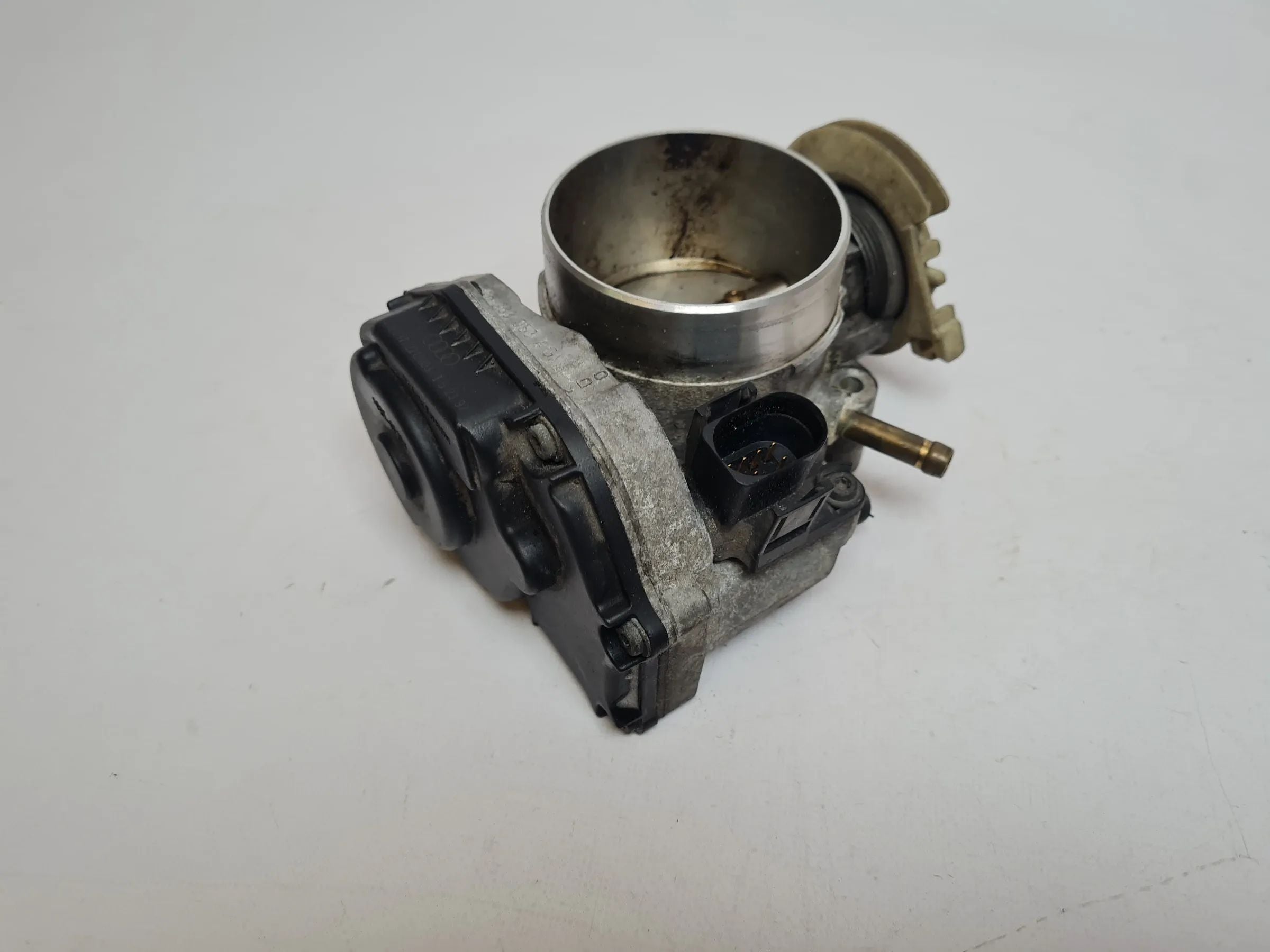 Original Audi A6 (4B2/4B4) 2.4 V6 Drosselklappe Stutzen 078133063AG